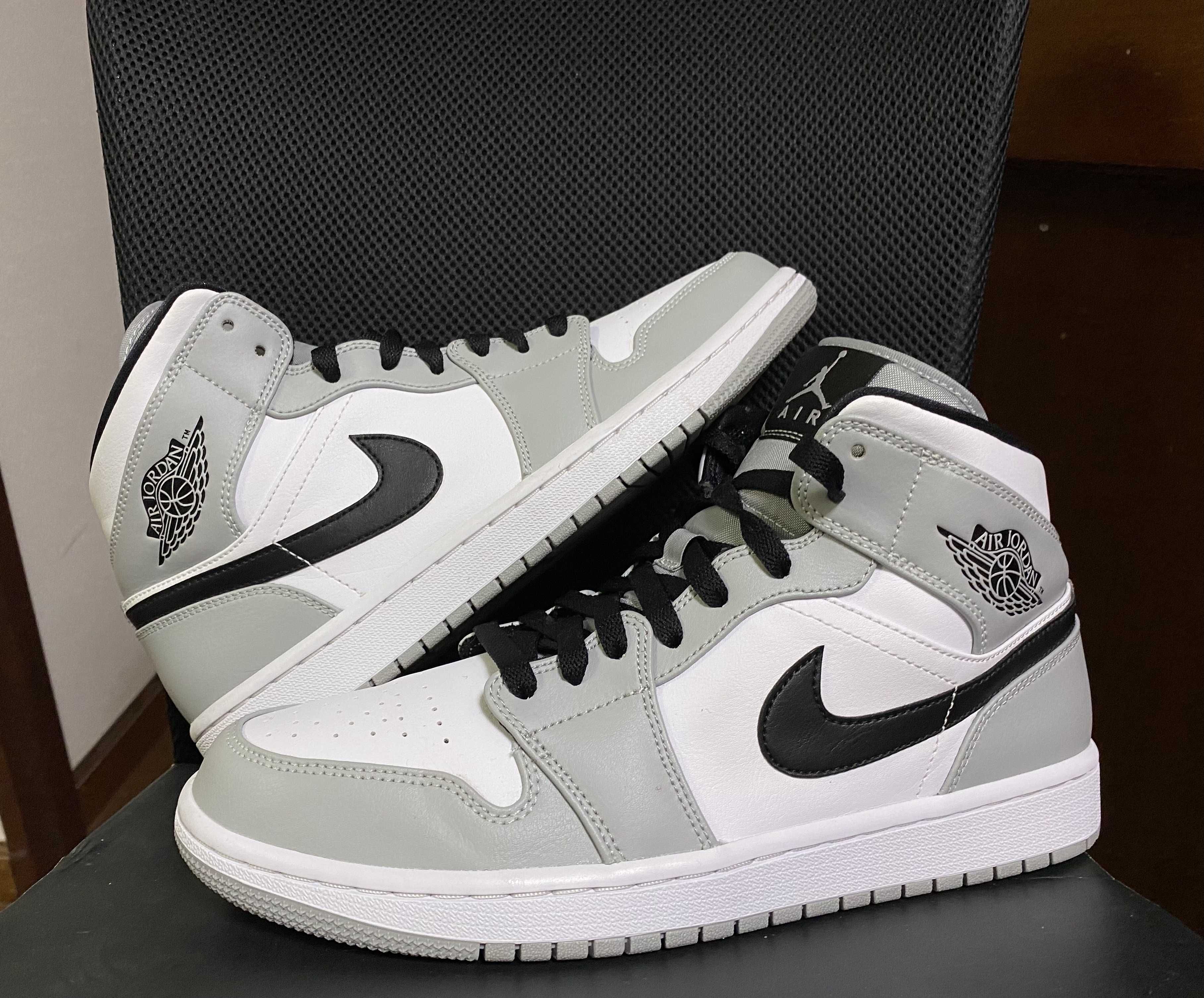 Nike Air Jordan 1 Mid "Light Smoke Grey/White/Black"