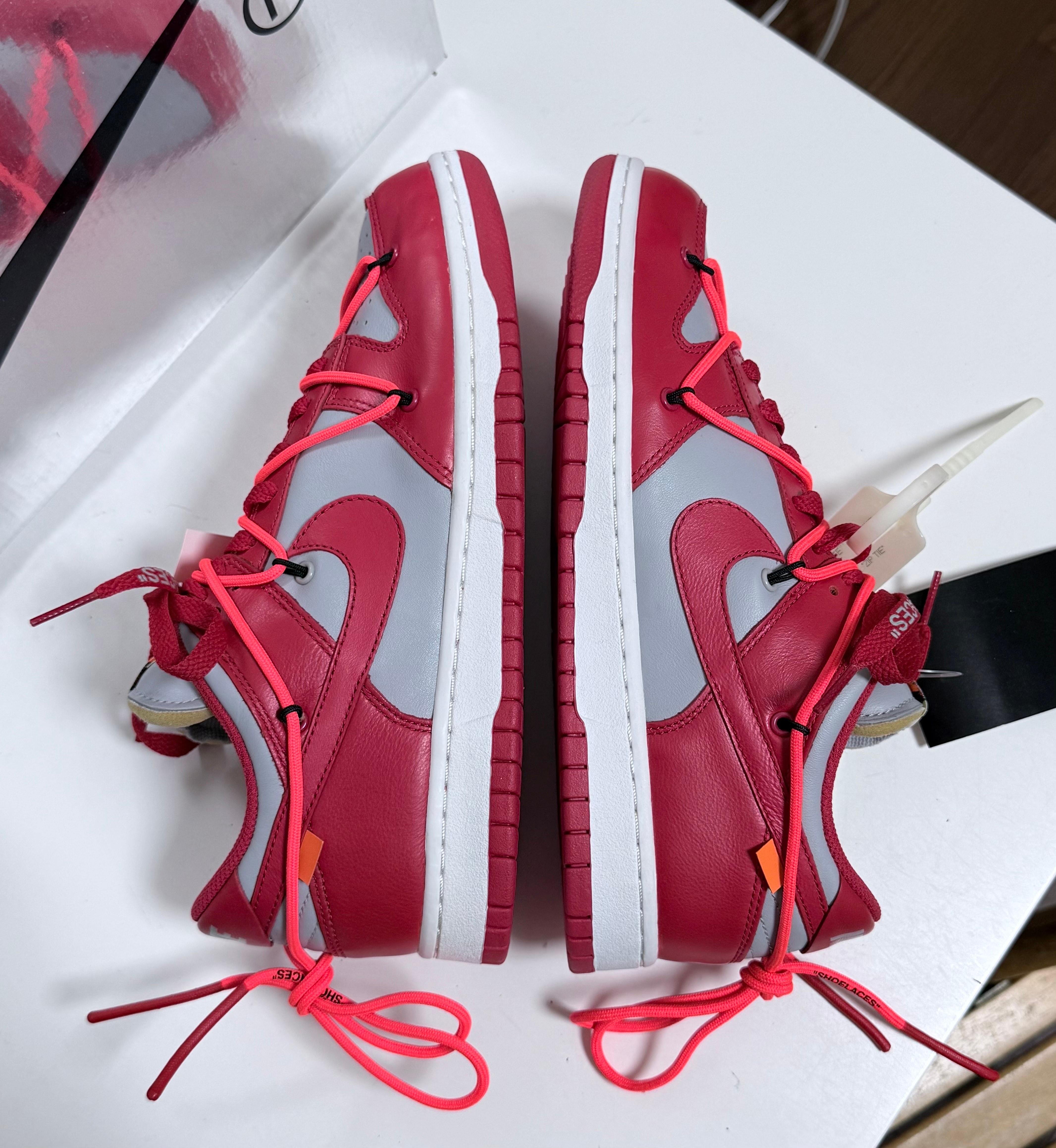 オフホワイト × ナイキ ダンク ロー "ユニバーシティレッド/ウルフグレー"