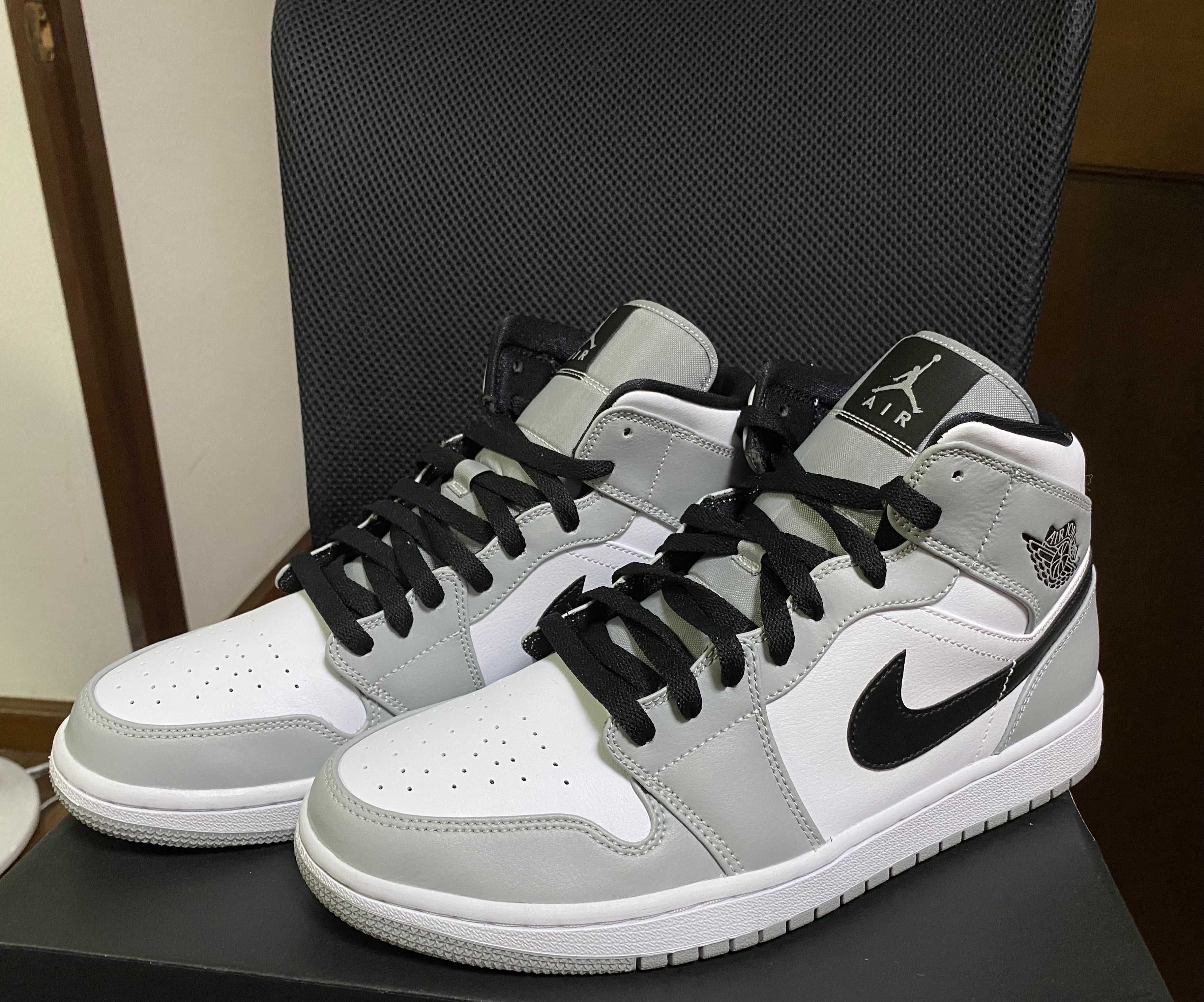 Nike Air Jordan 1 Mid "Light Smoke Grey/White/Black"