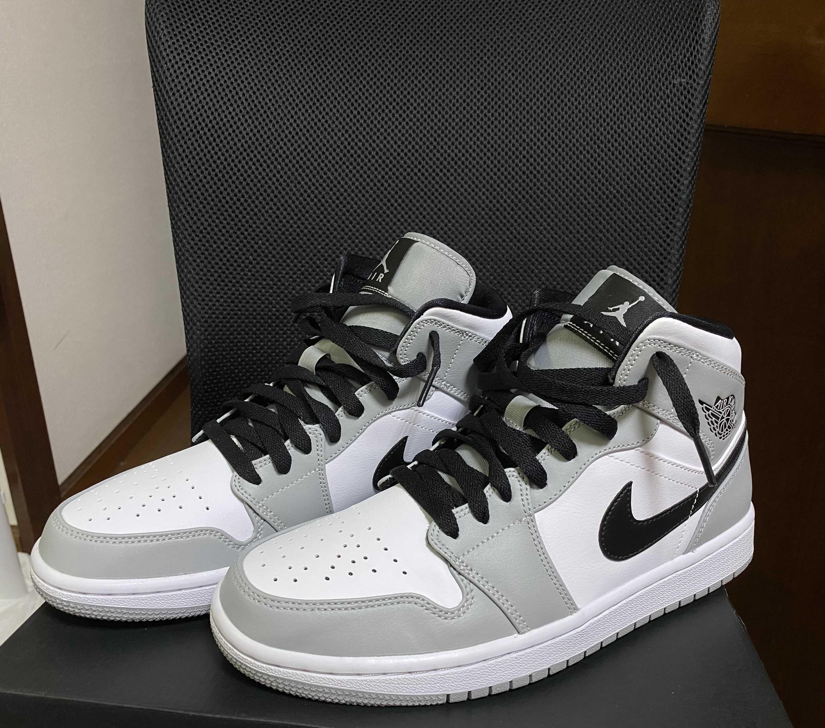 Nike Air Jordan 1 Mid "Light Smoke Grey/White/Black"
