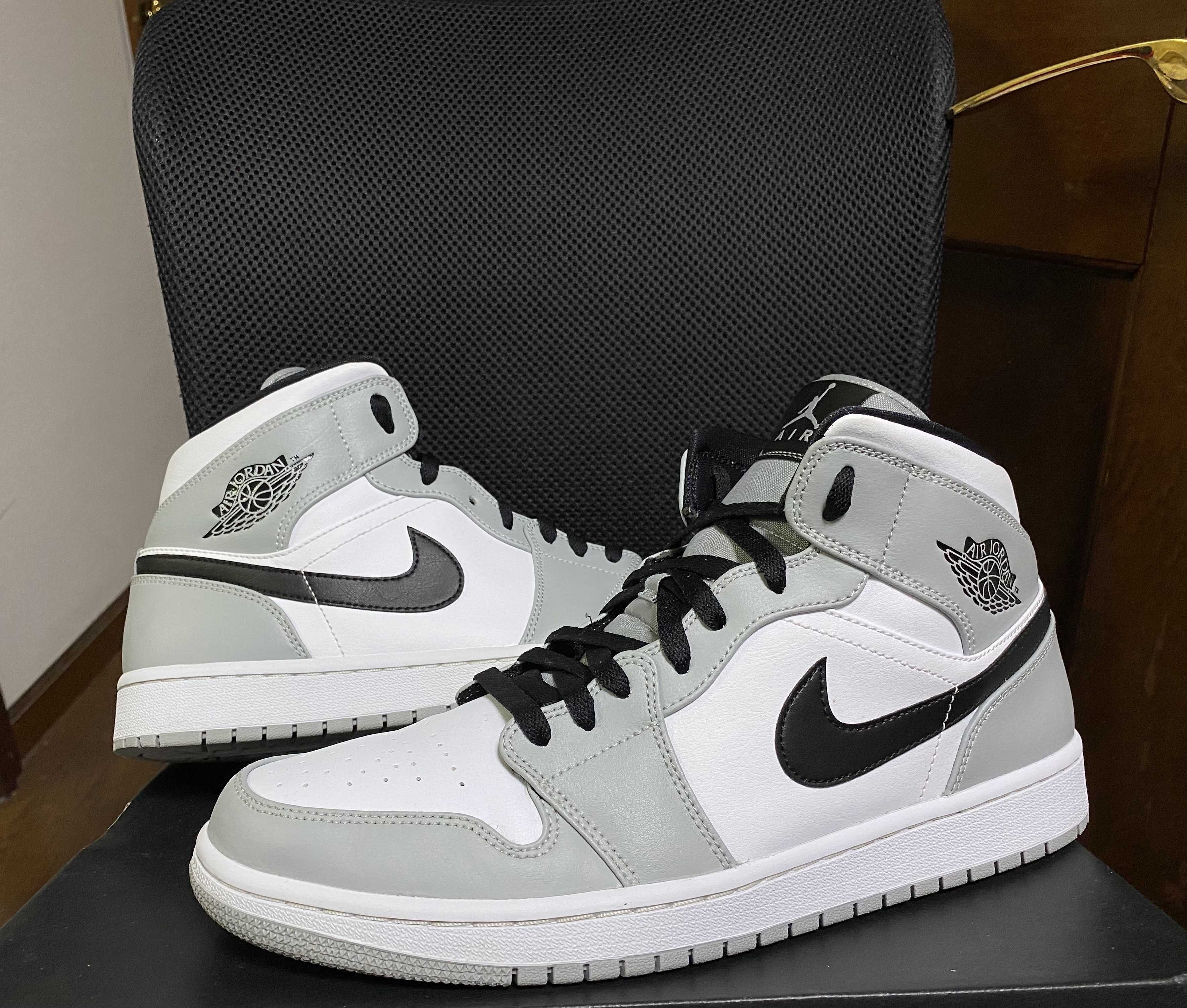 Nike Air Jordan 1 Mid "Light Smoke Grey/White/Black"