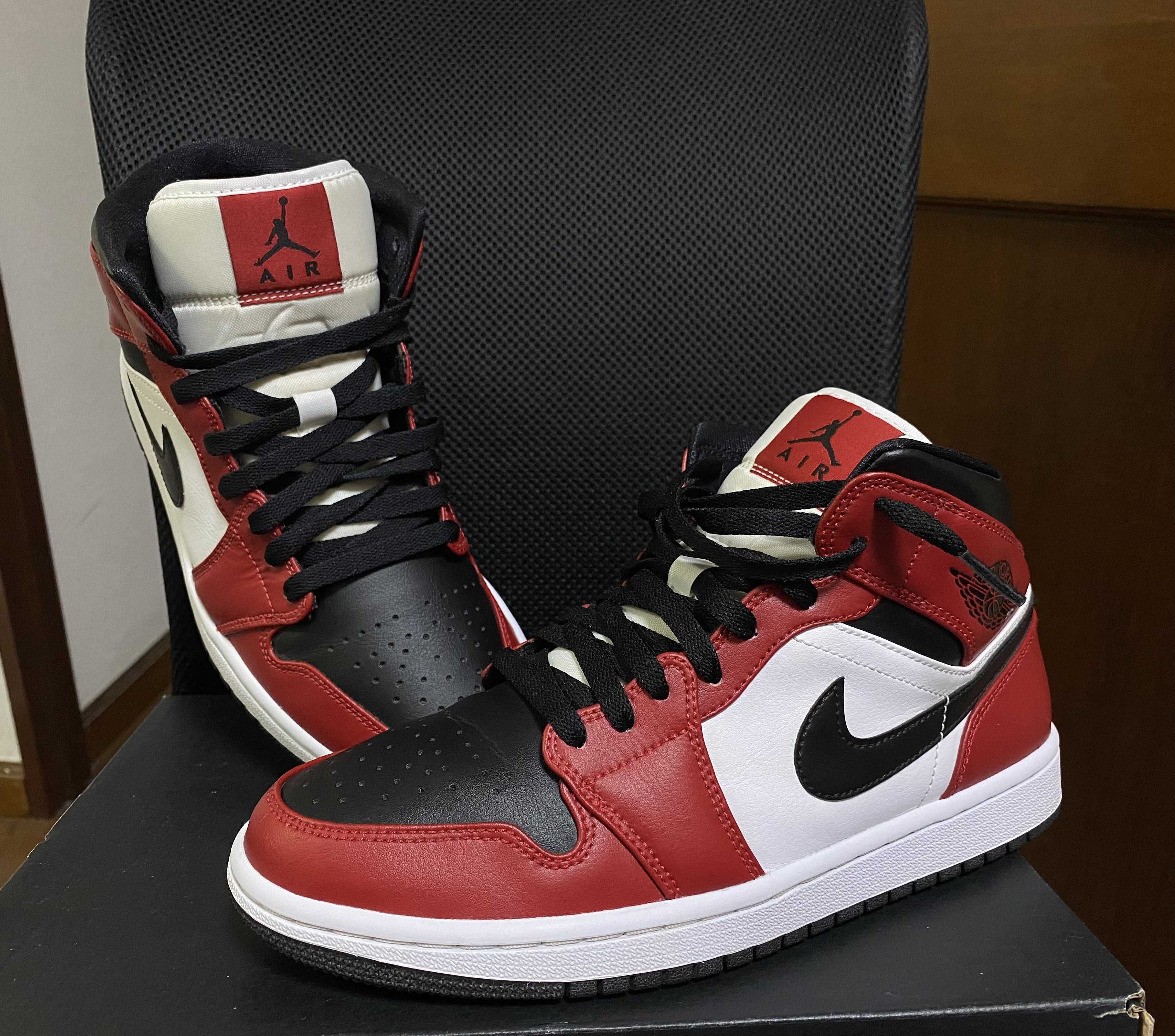 Nike Air Jordan 1 Mid "Chicago Black Toe"