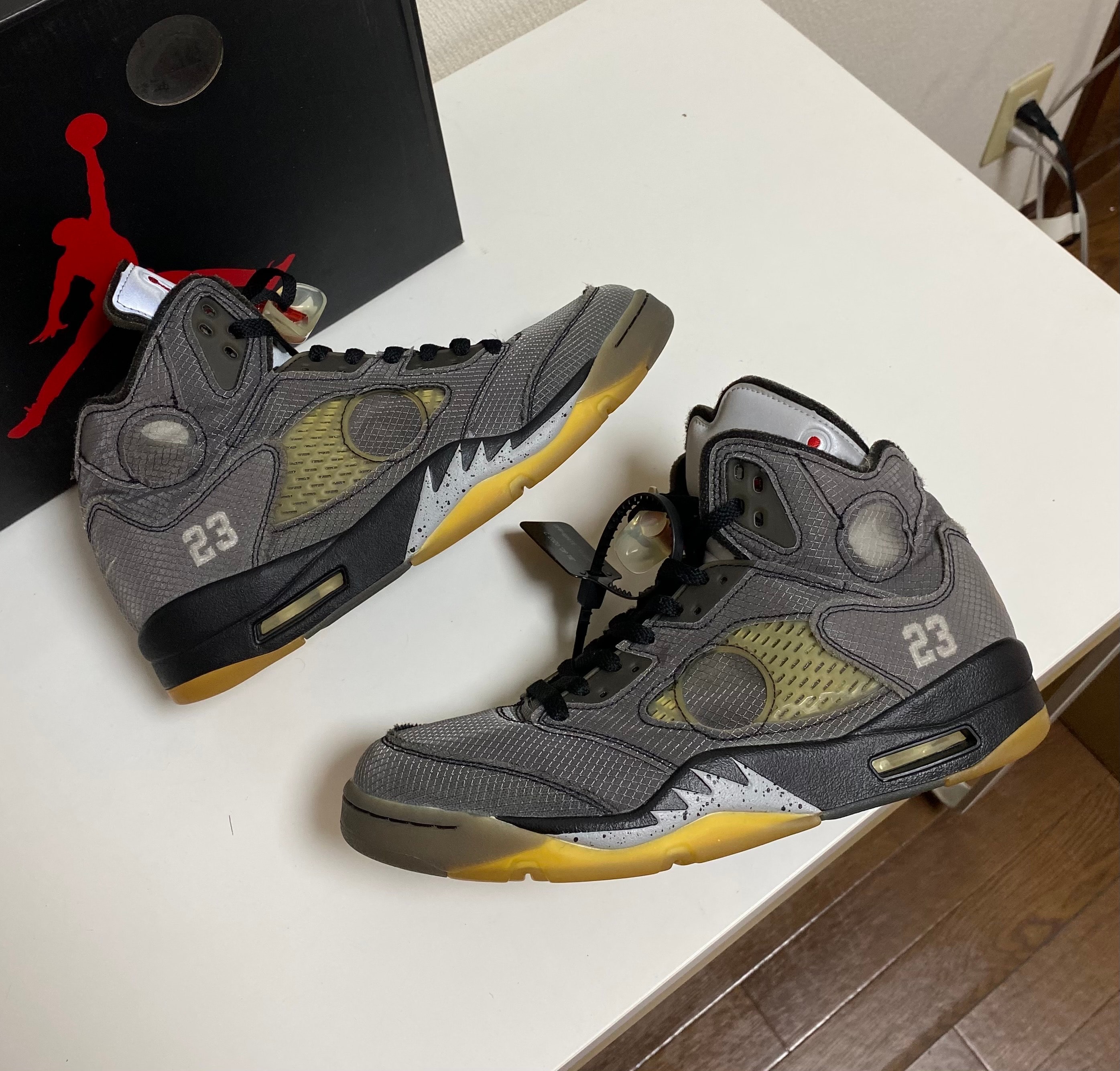 エアジョーダン5 ブラック/グレー/レッド箱なし ジョーダン エアジョーダン5 (JORDAN Air Jordan 5) の新作・中古通販