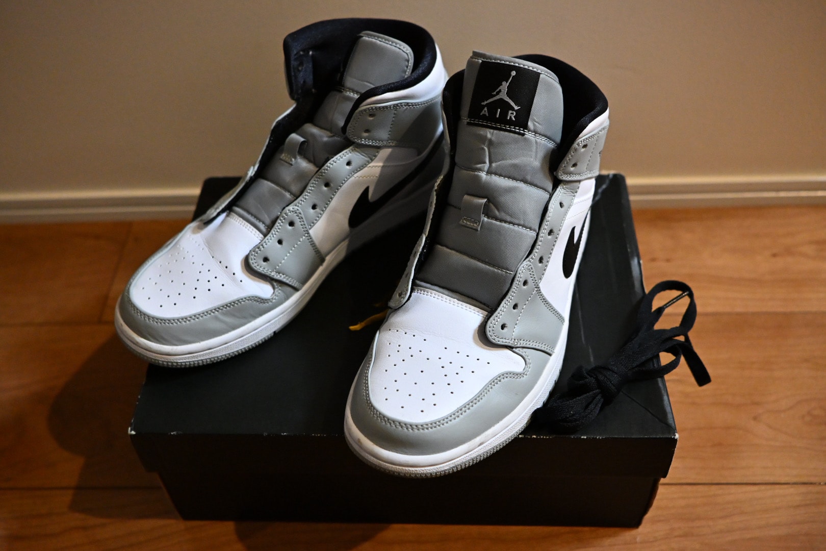 Nike Air Jordan 1 Mid "Light Smoke Grey/White/Black"