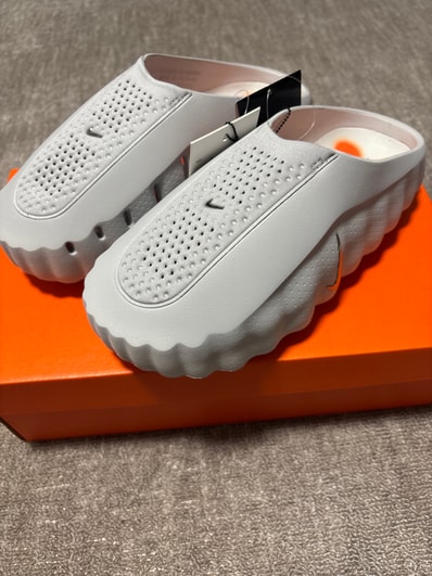 Nike Mind 001 Mules "Light Smoke Grey/Hyper Crimson"
