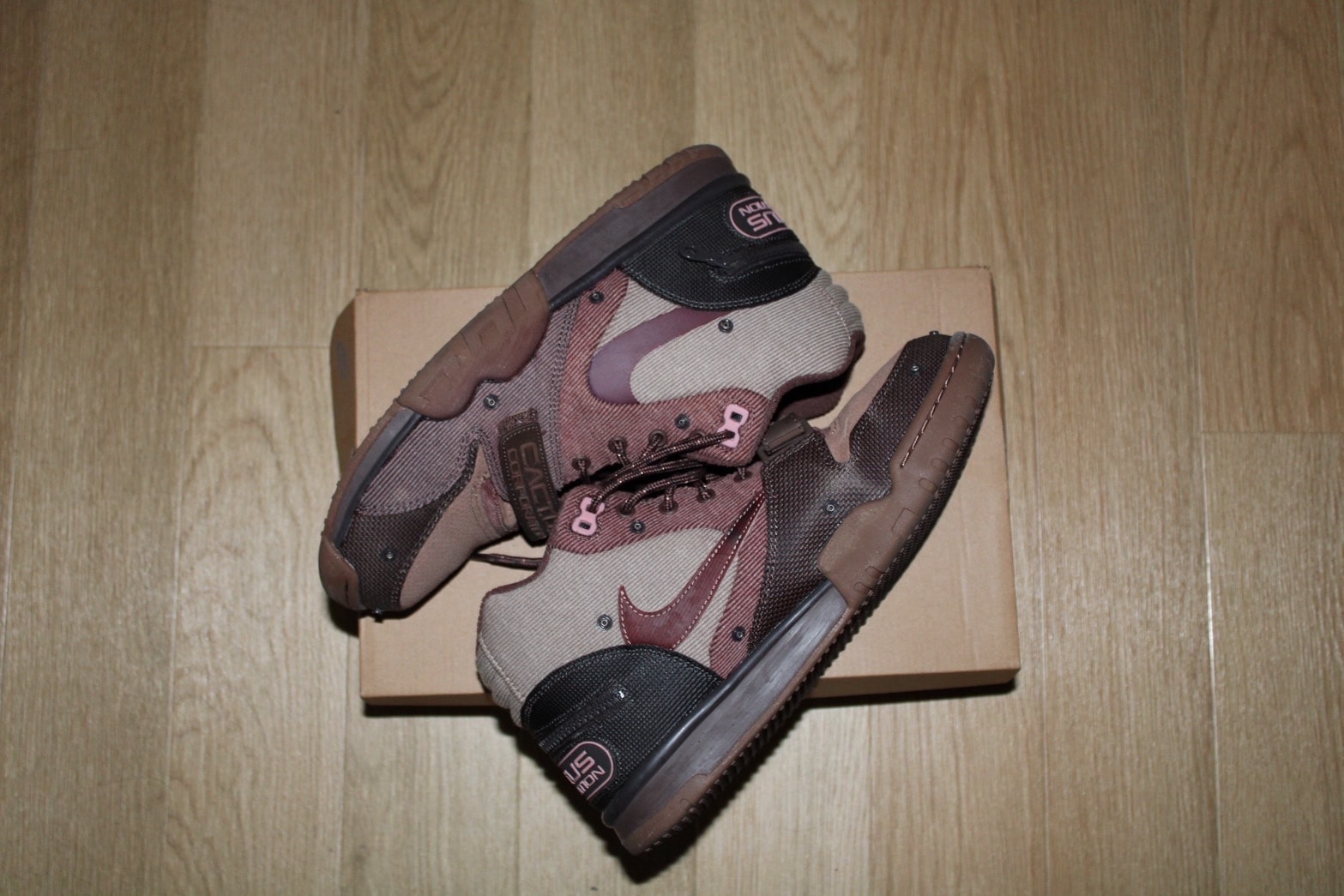 トラヴィススコット × ナイキ エアトレーナー1 SP "アーキオブラウン アンド ラストピンク"