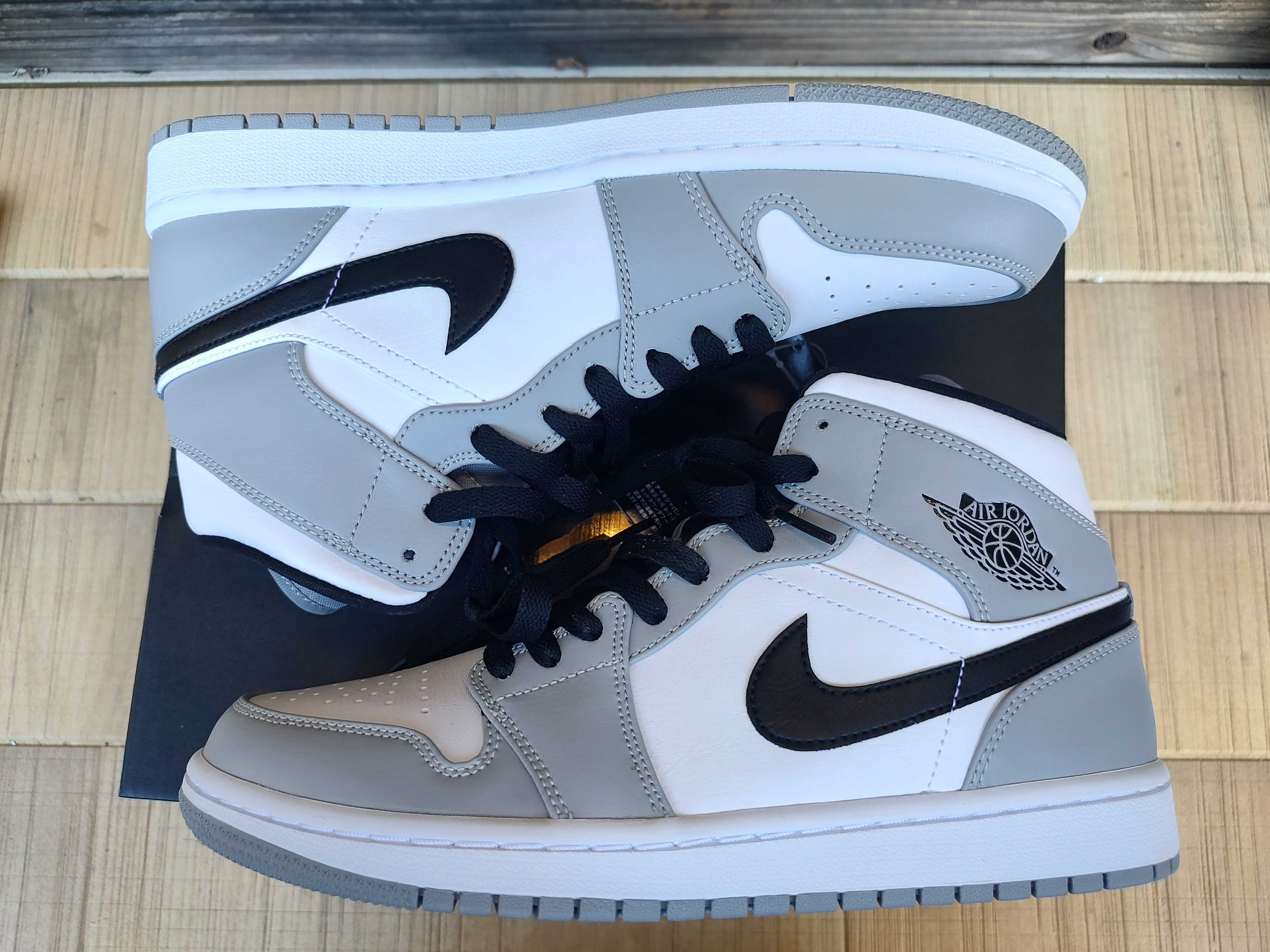 Nike Air Jordan 1 Mid "Light Smoke Grey/White/Black"