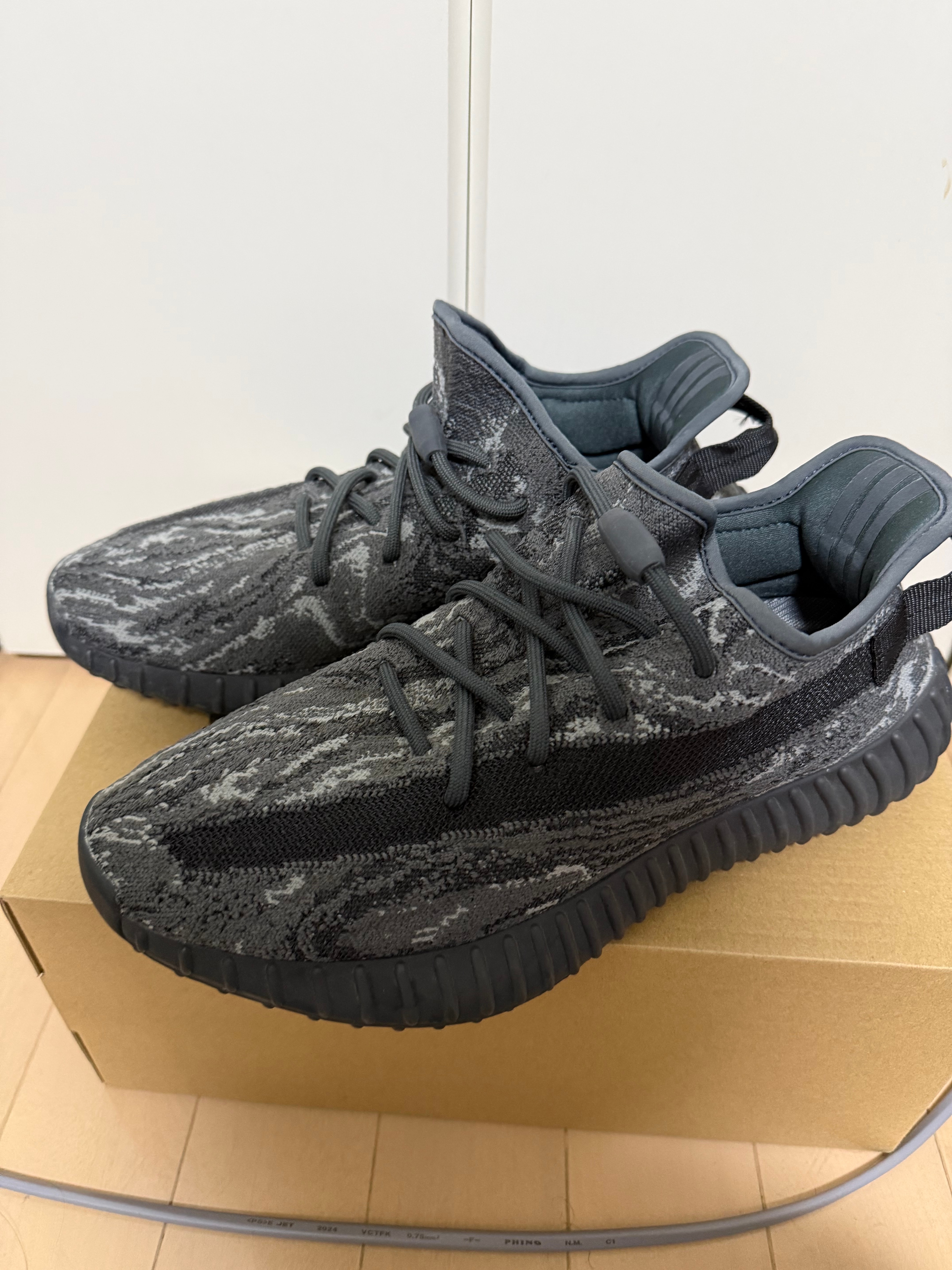 adidas YEEZY Boost 350V2 "Dark Salt"