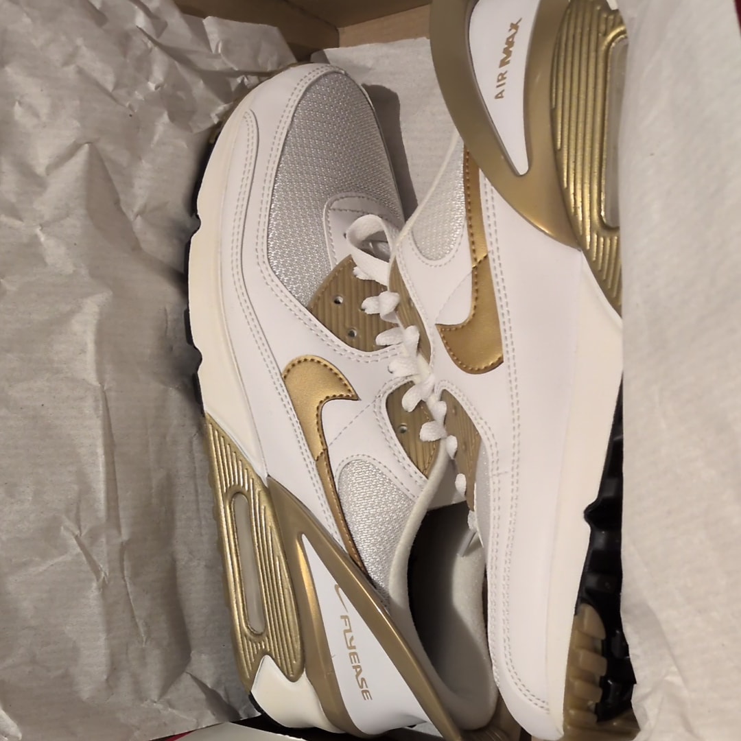 NIKE AIR MAX 90 FLYEASE "WHITE METALLIC GOLD"