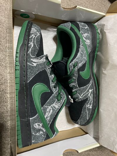 There Skateboards × Nike SB Dunk Low Pro "Anthracite and Gorge Green"