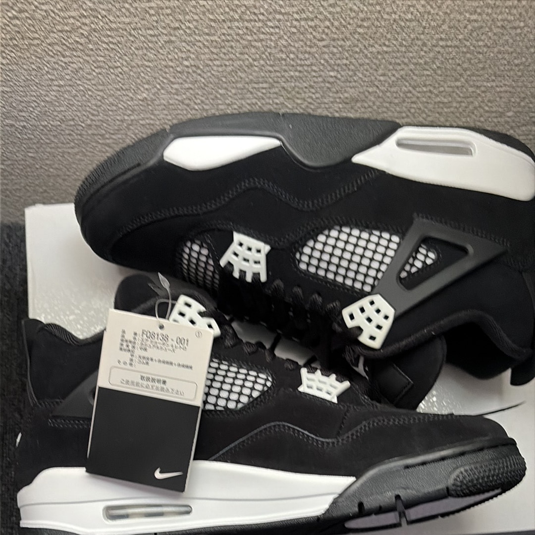 ナイキ エアジョーダン4 レトロ "ホワイトサンダー"