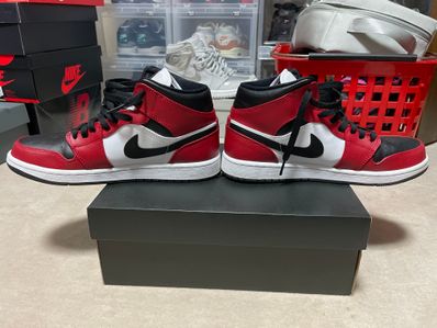 Nike Air Jordan 1 Mid "Chicago Black Toe"