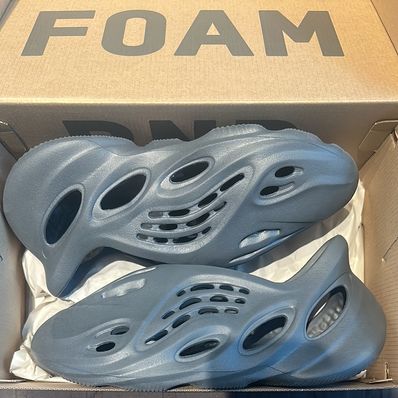 adidas YEEZY Foam Runner "Carbon"