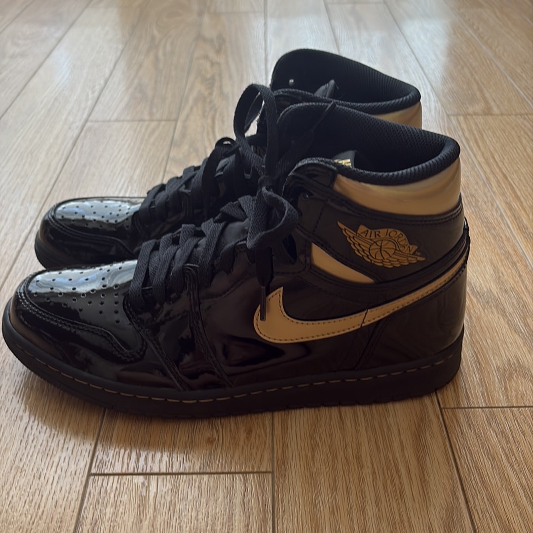 Nike Air Jordan 1 High OG "Black-Metalic Gold"