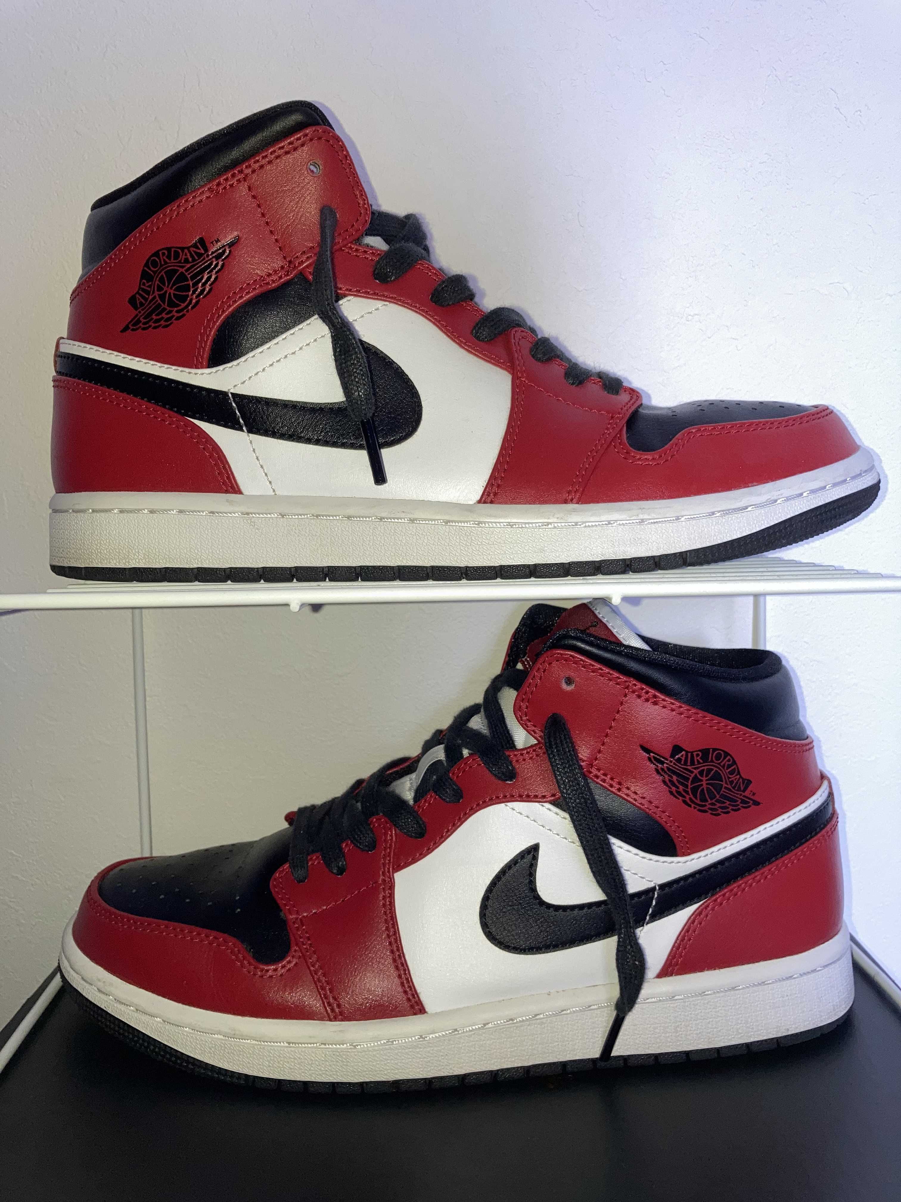 Nike Air Jordan 1 Mid "Chicago Black Toe"