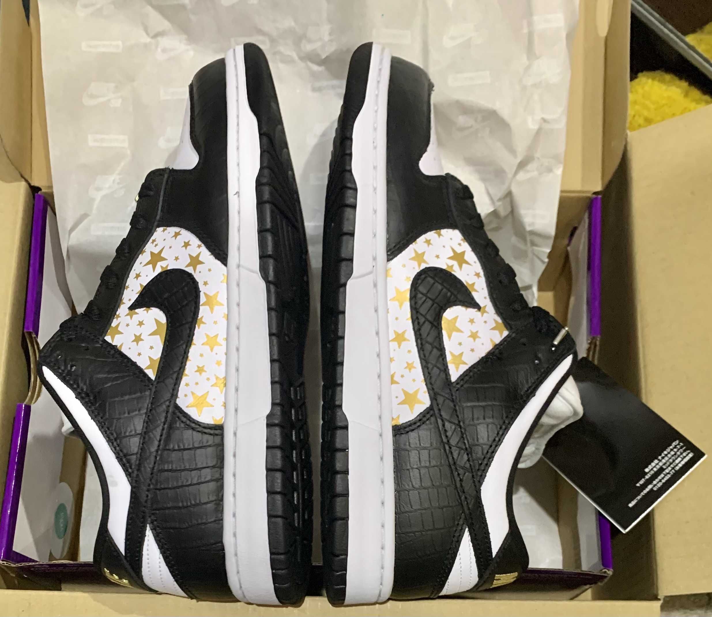 Supreme × Nike SB Dunk Low OG QS Gold Stars "White/Black"