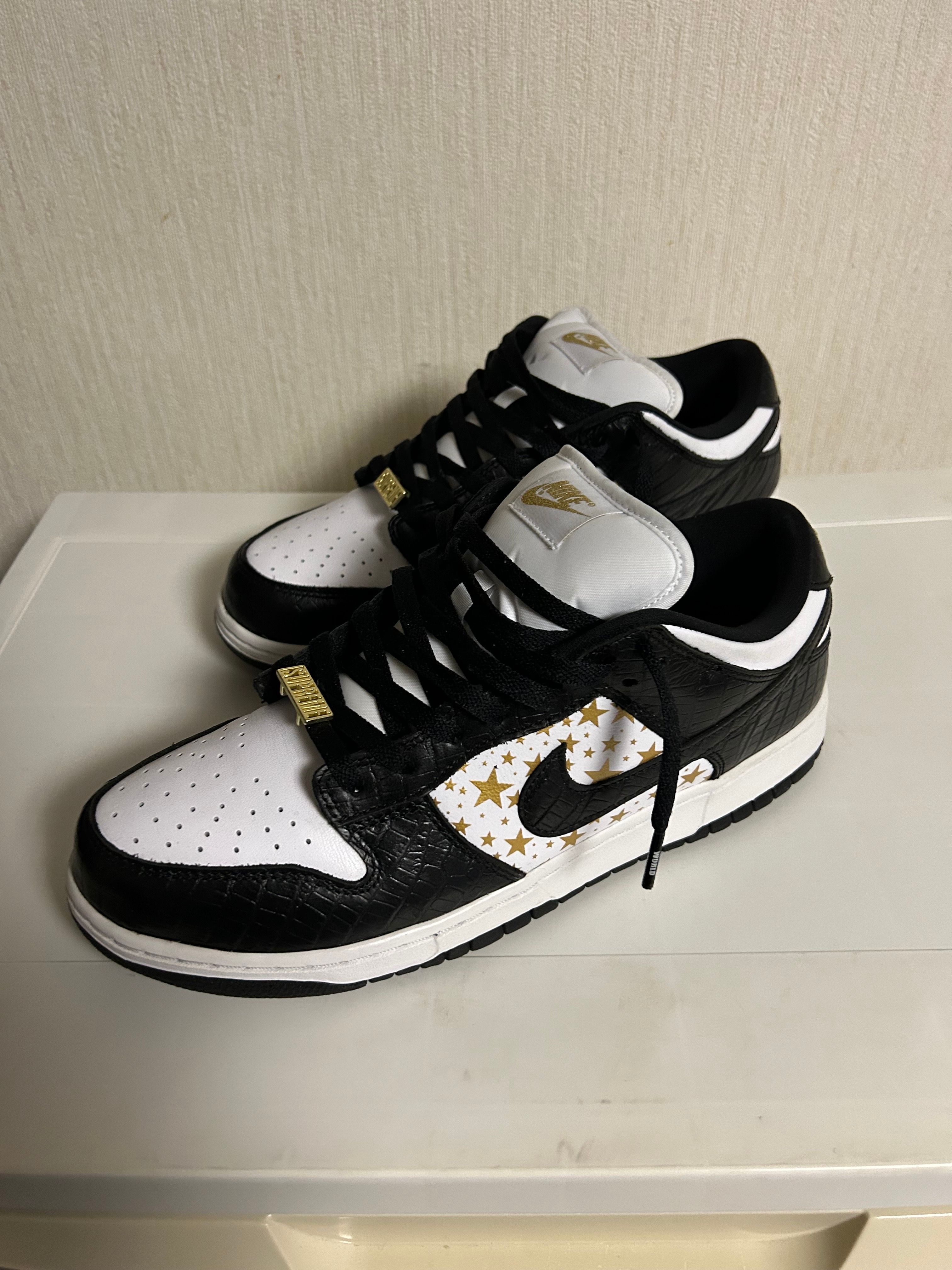 Supreme × Nike SB Dunk Low OG QS Gold Stars "White/Black"