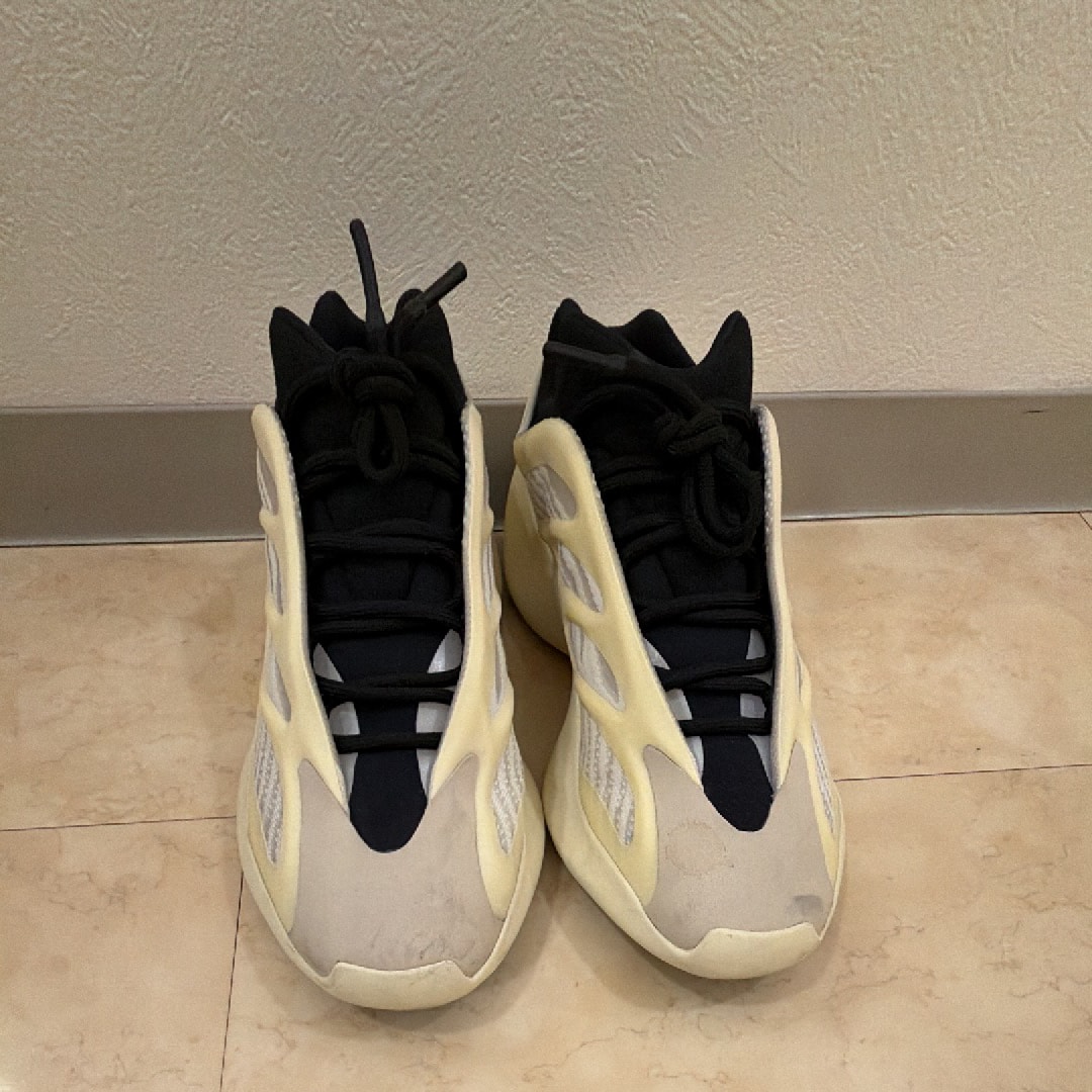 アディダス イージー700V3 "アザエル"