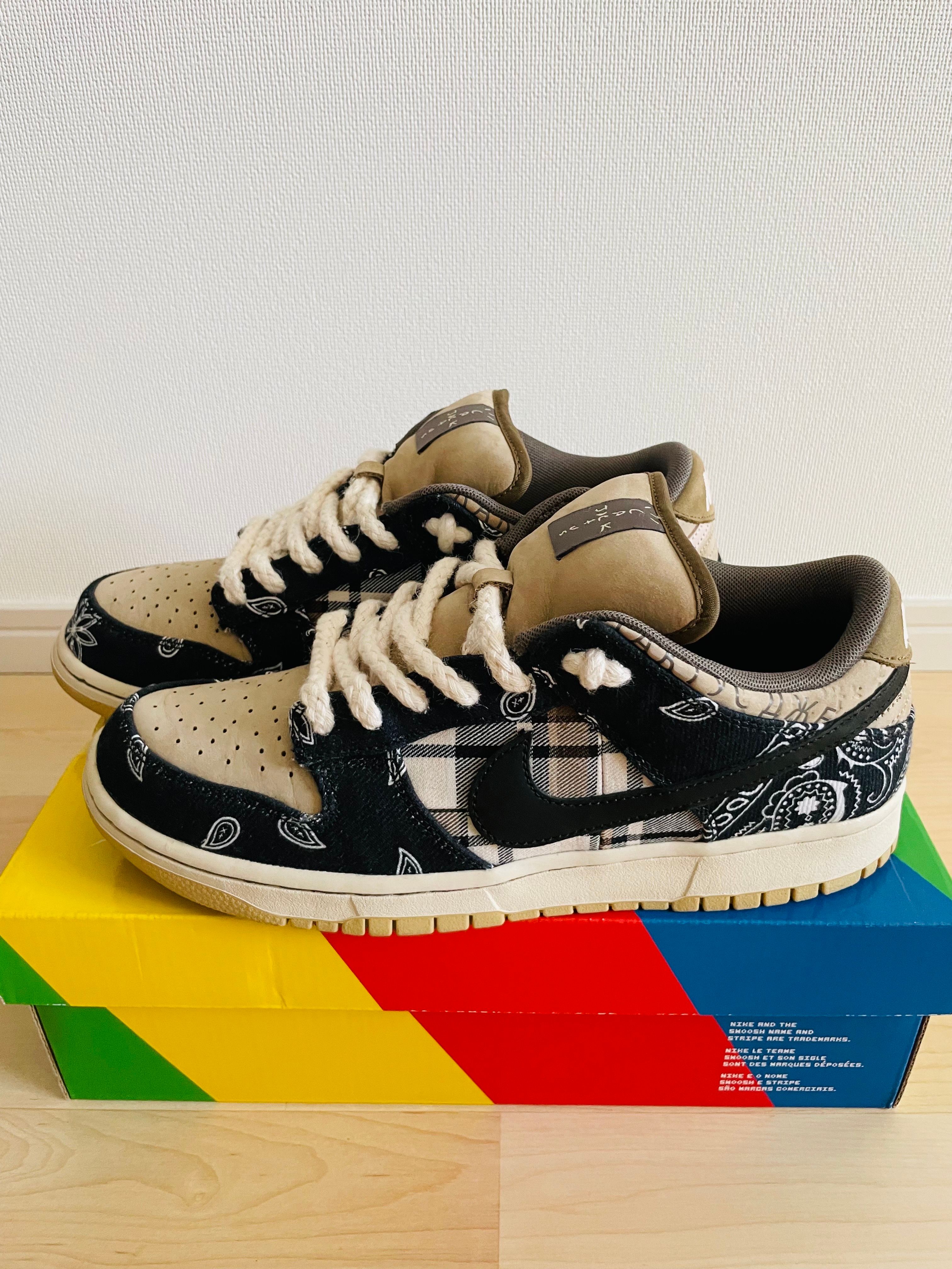 Travis Scott × Nike SB Dunk Low "Black/Parachute Beige"