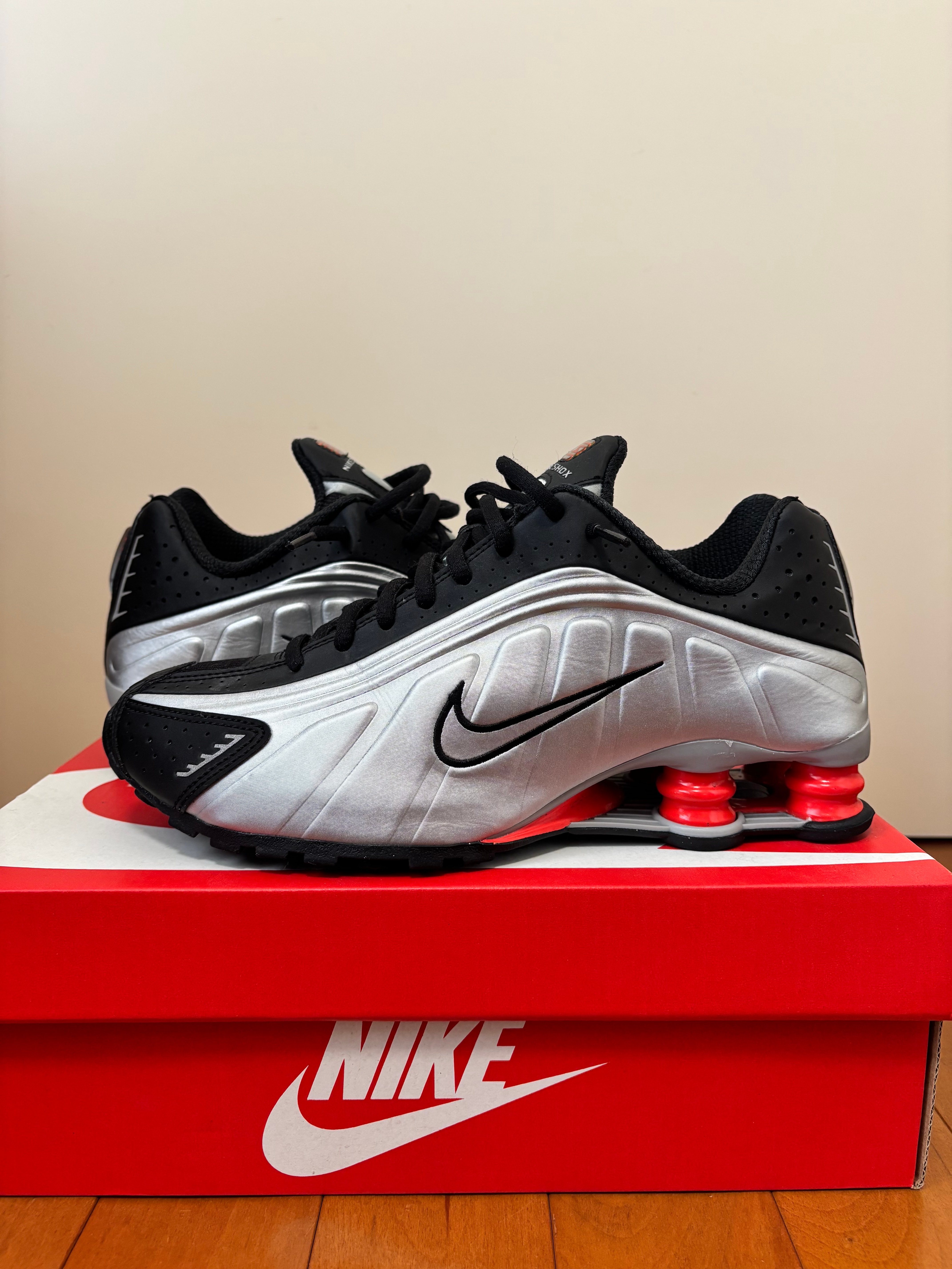ナイキ ショックス R4 "メタリックシルバー/レッド" (2024) HQ1988-002