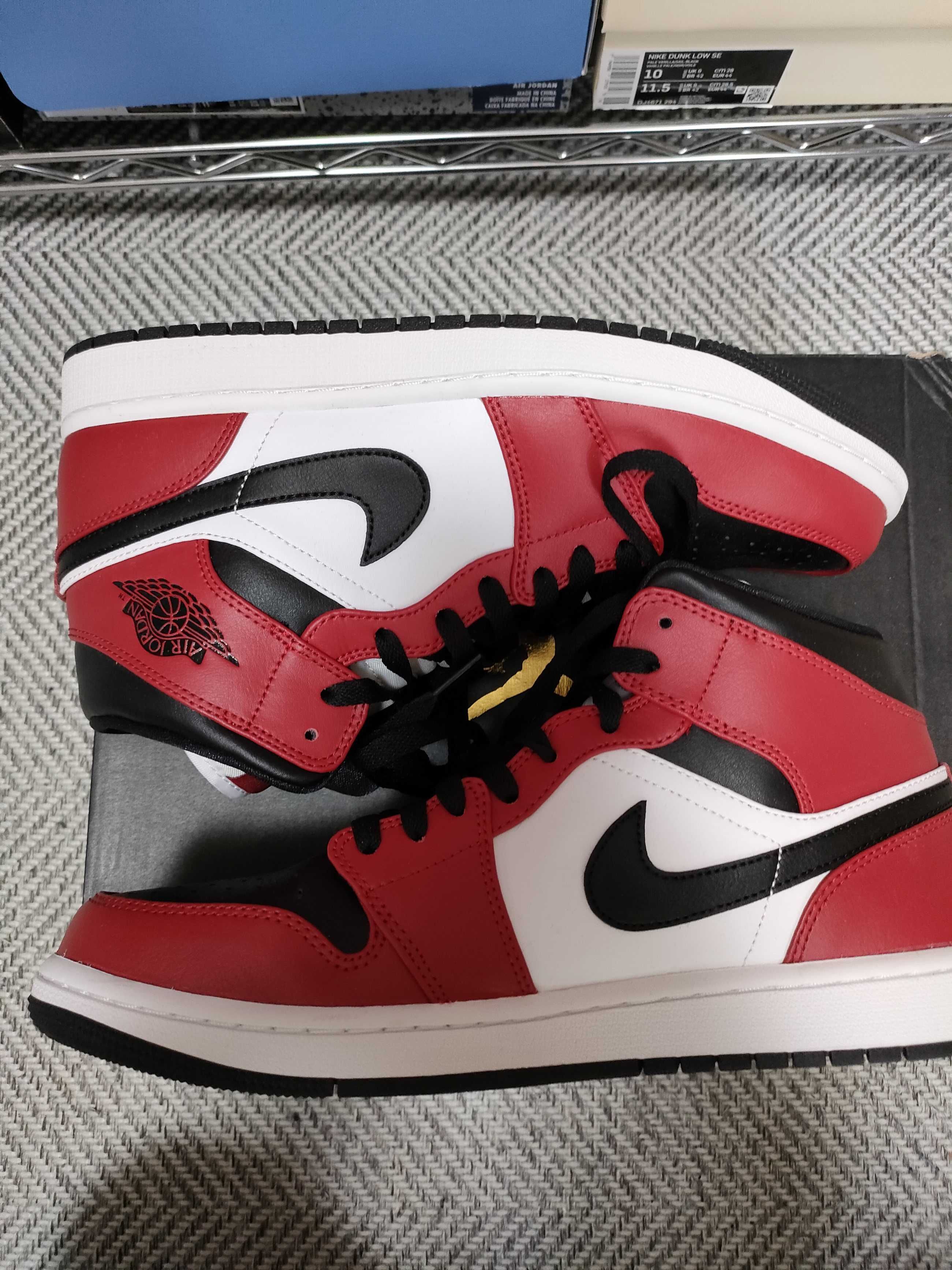 Nike Air Jordan 1 Mid "Chicago Black Toe"