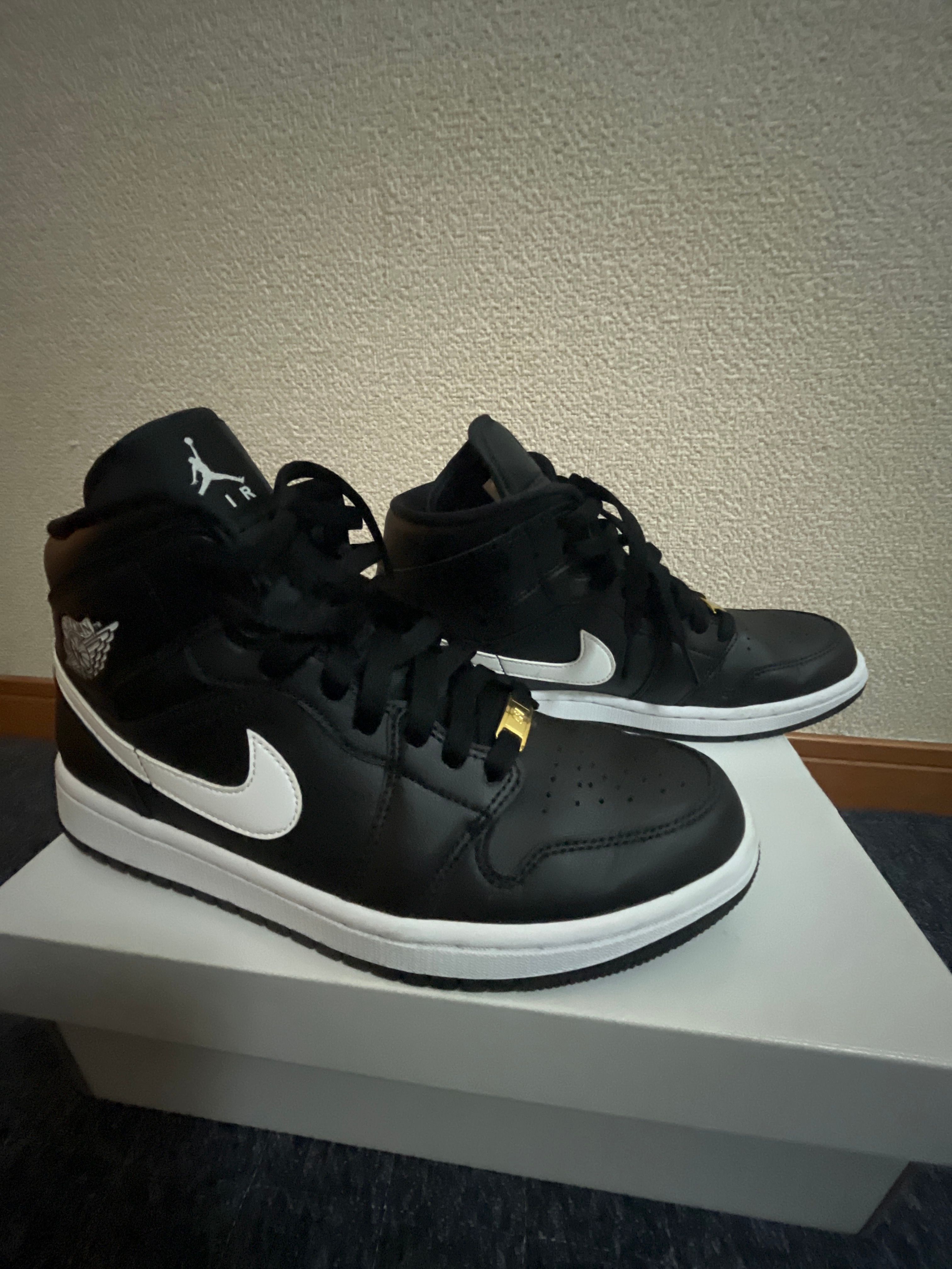 NIKE Women's AIR JORDAN 1 MID "BLACK/WHITE"