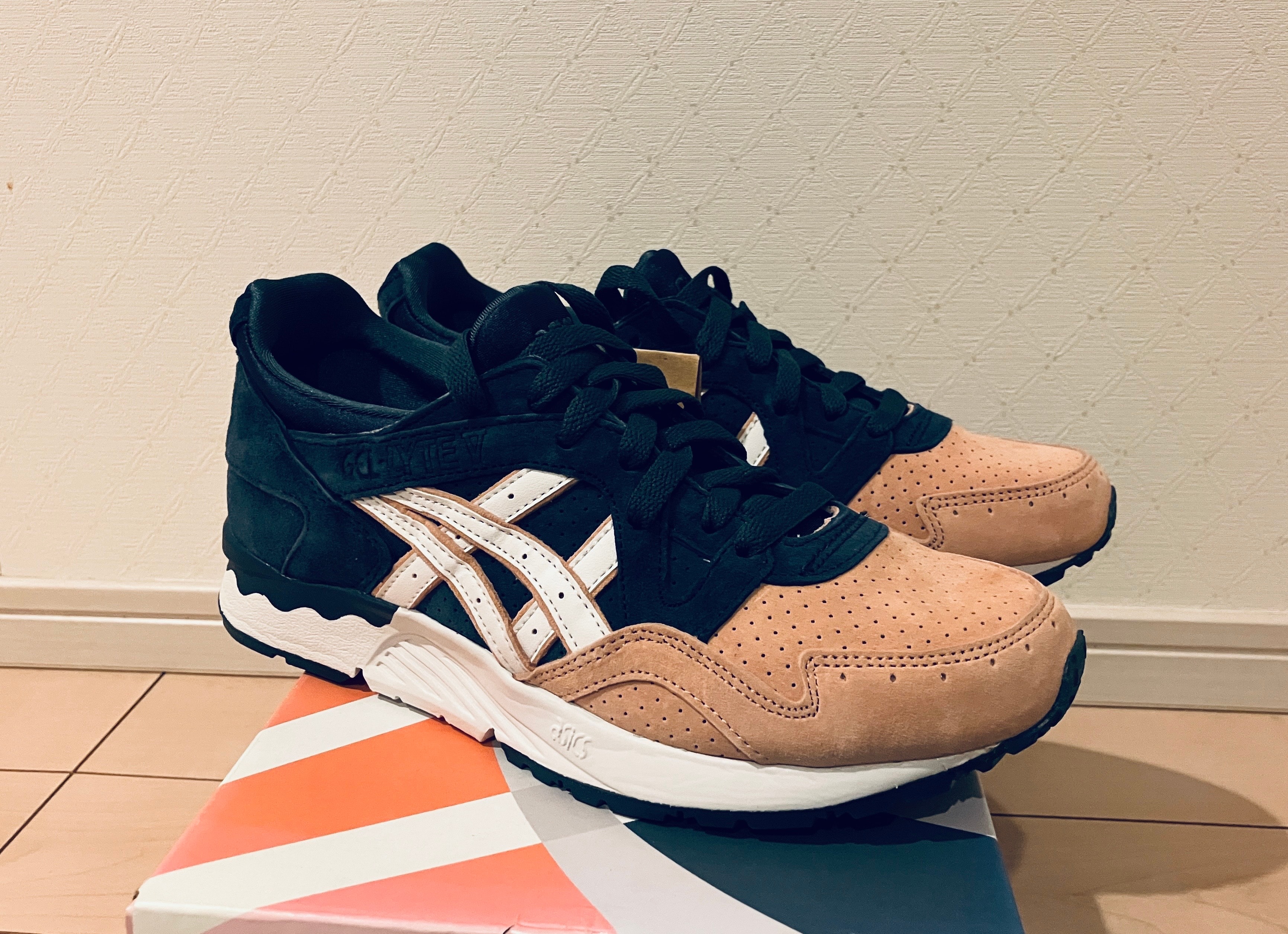 キス 10TH × アシックス ゲルライト5 "サーモントゥ"