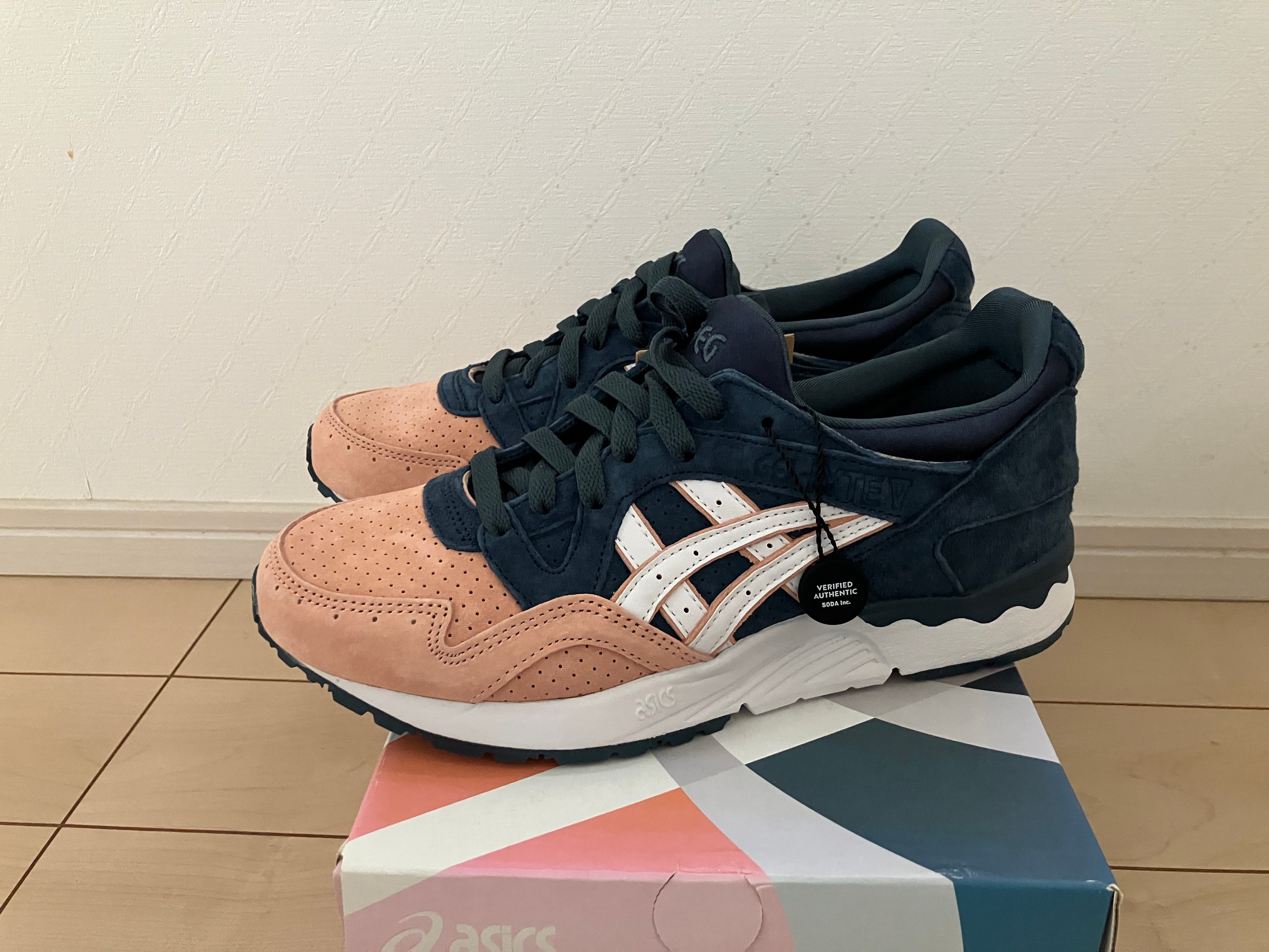 キス 10TH × アシックス ゲルライト5 "サーモントゥ"