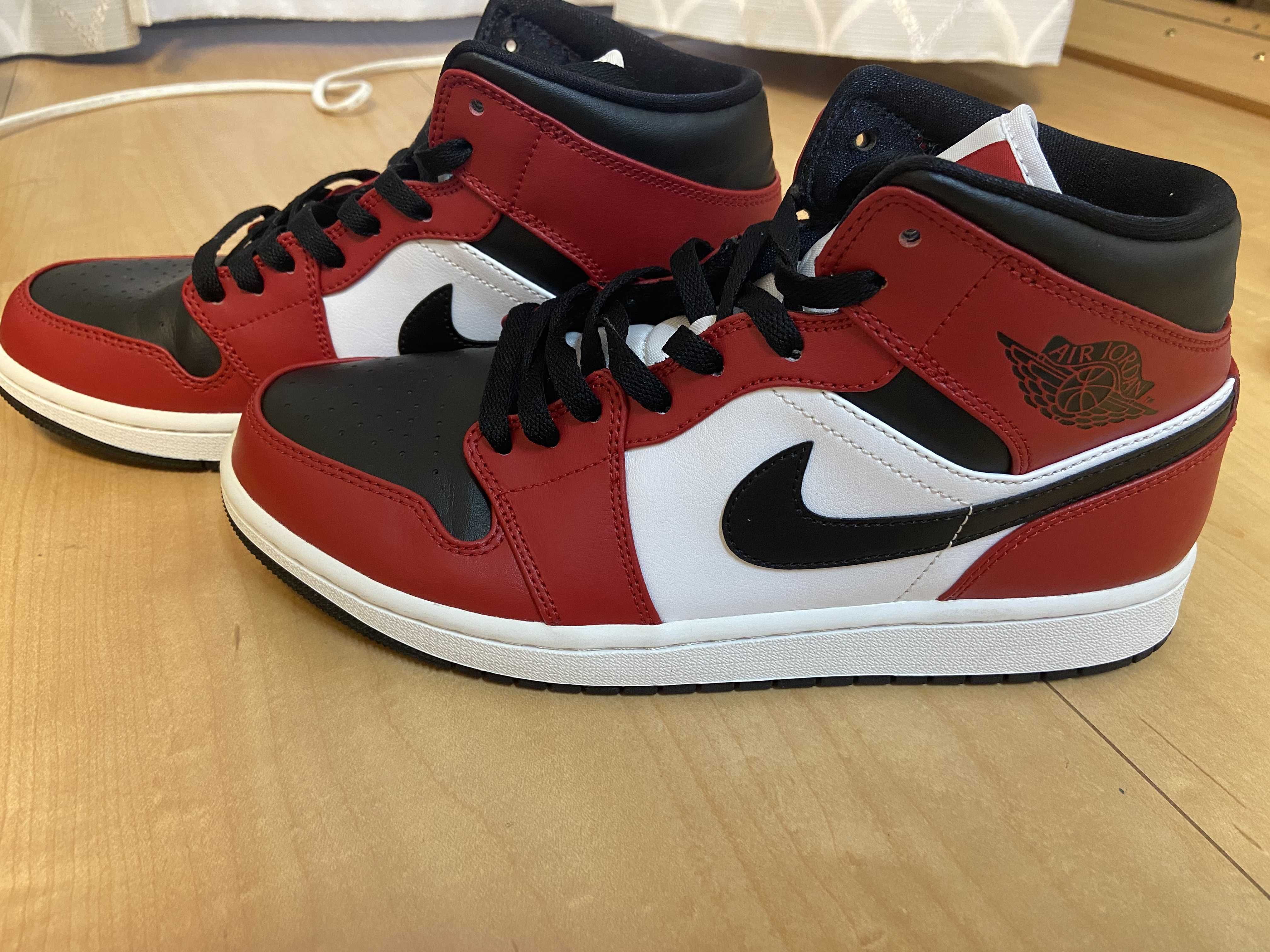 Nike Air Jordan 1 Mid "Chicago Black Toe"