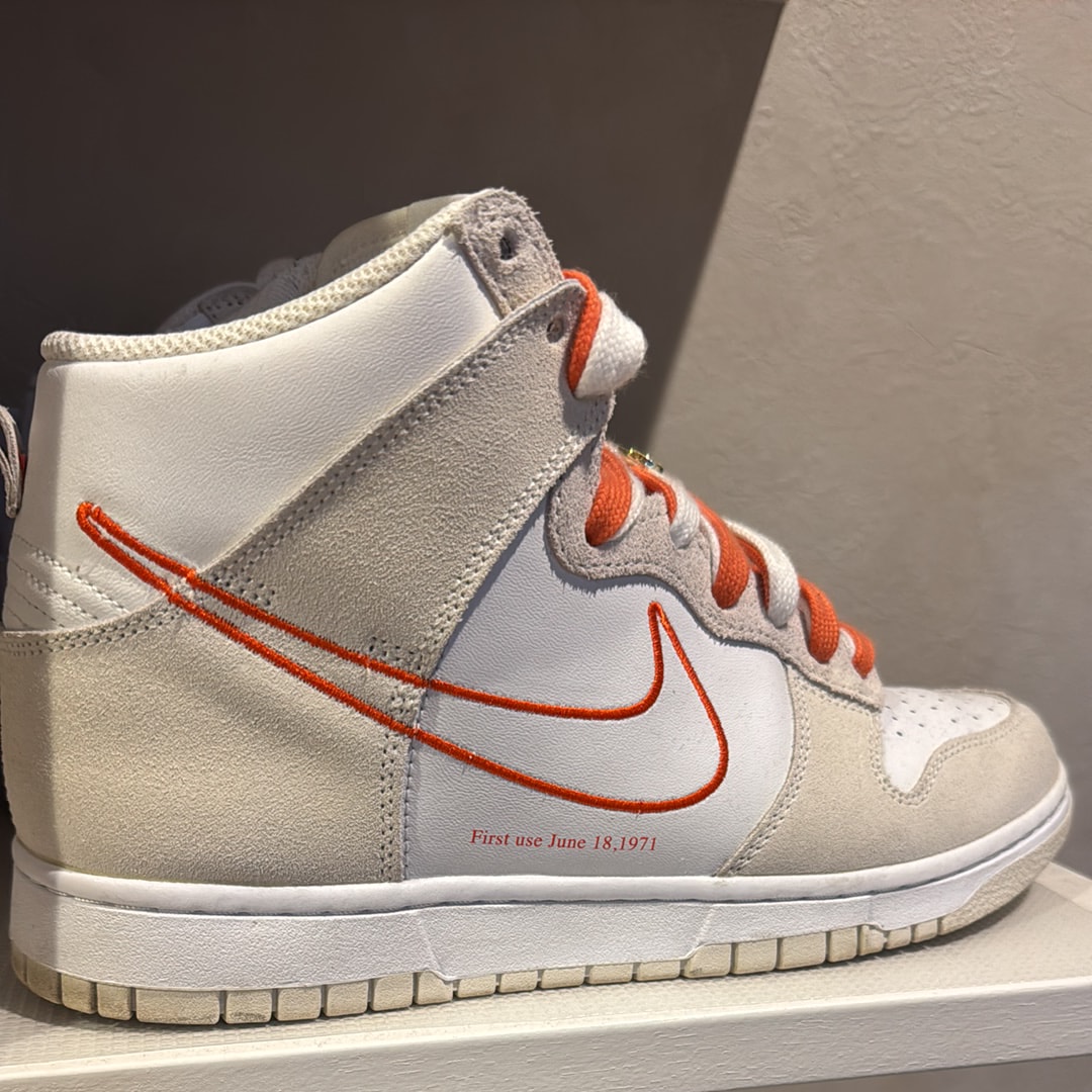 NIKE Women's DUNK HIGH SE FIRST USE "WHITE/ORANGE"