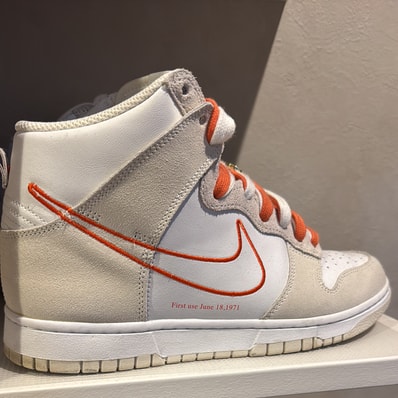 NIKE Women's DUNK HIGH SE FIRST USE "WHITE/ORANGE"