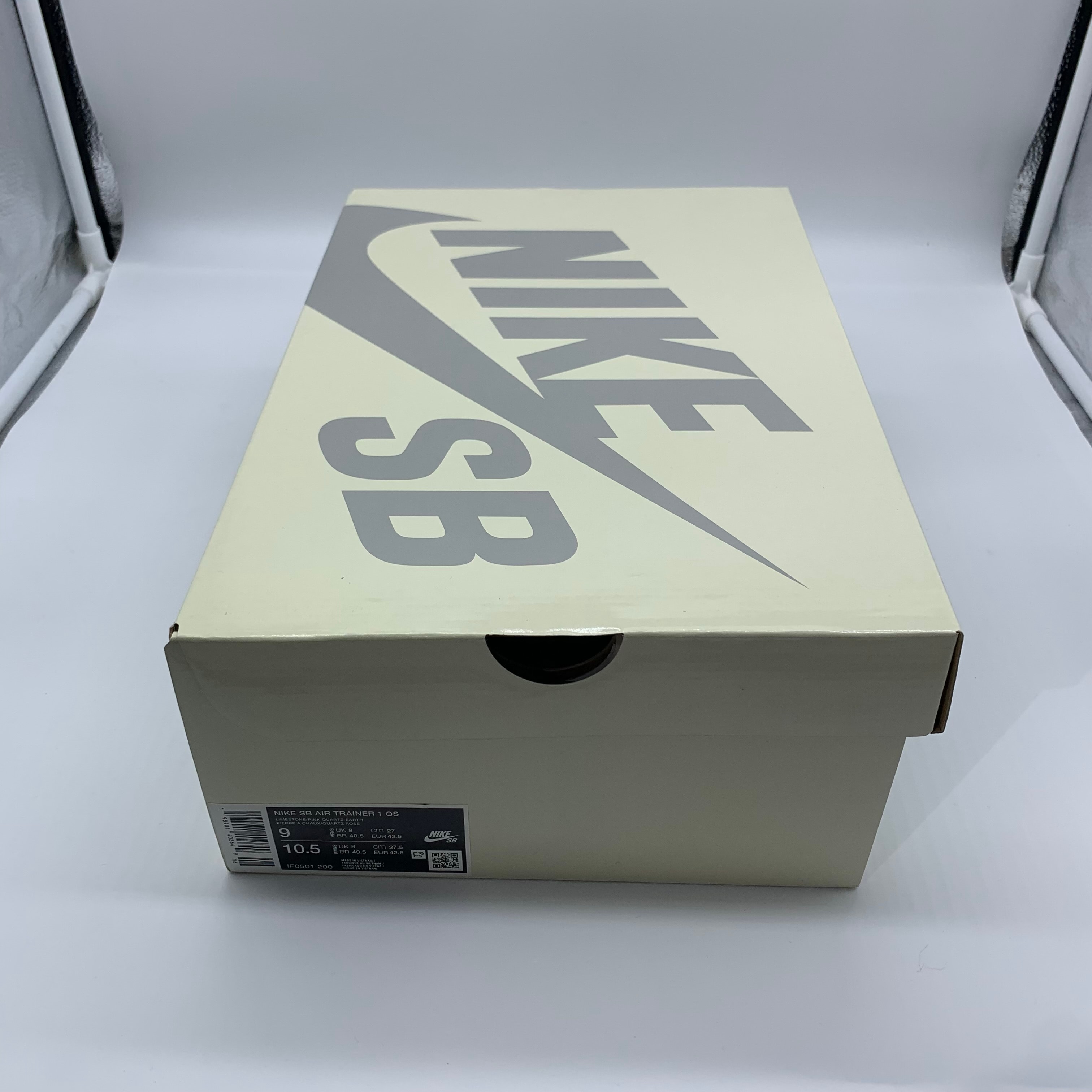 アーツレック × ナイキ SB エアトレーナー "アース アンド ダスティピーチ"