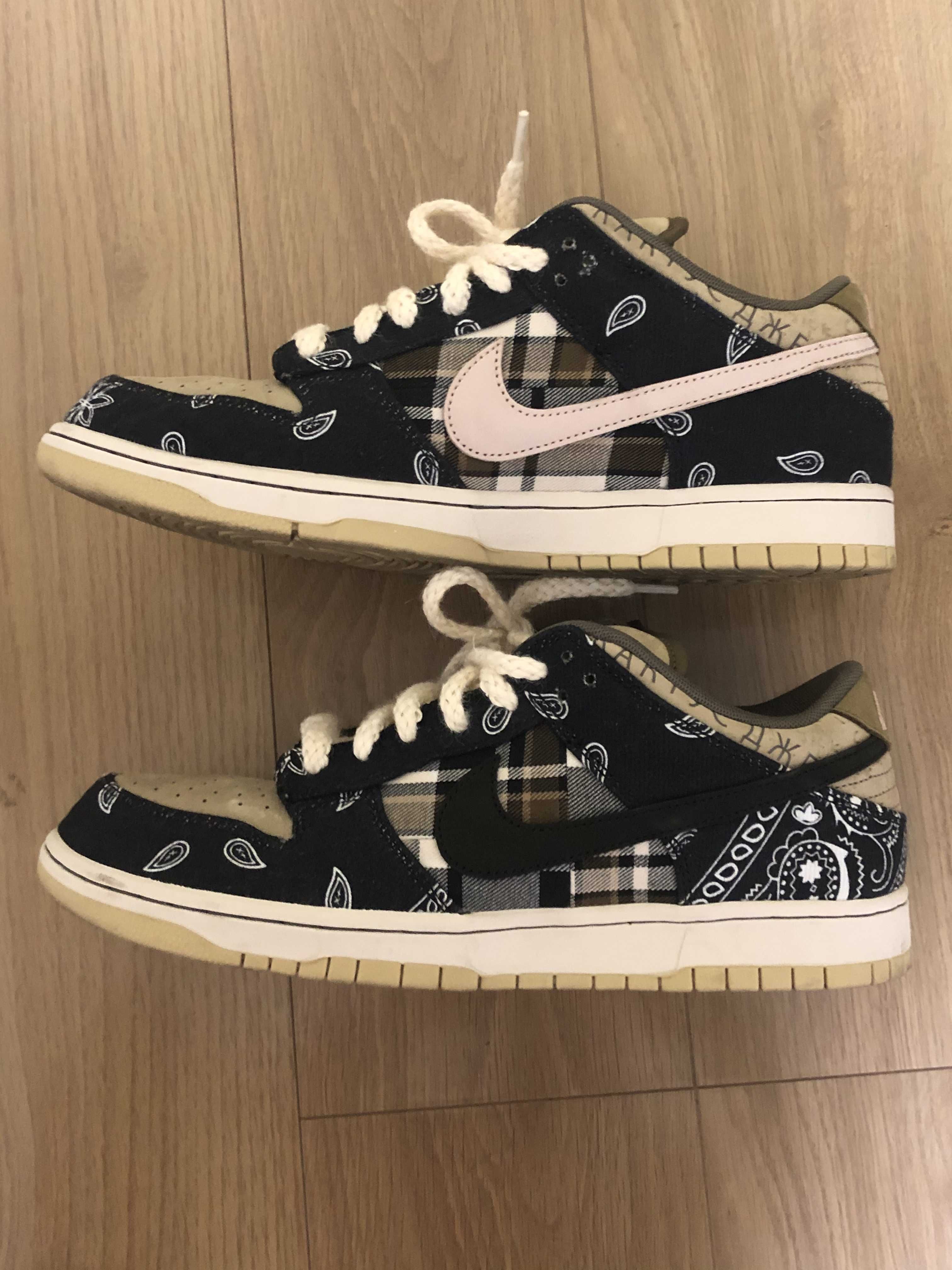 Travis Scott × Nike SB Dunk Low "Black/Parachute Beige"
