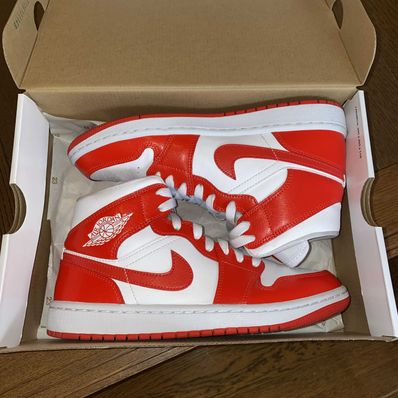 NIKE WMNS AIR JORDAN 1 MID