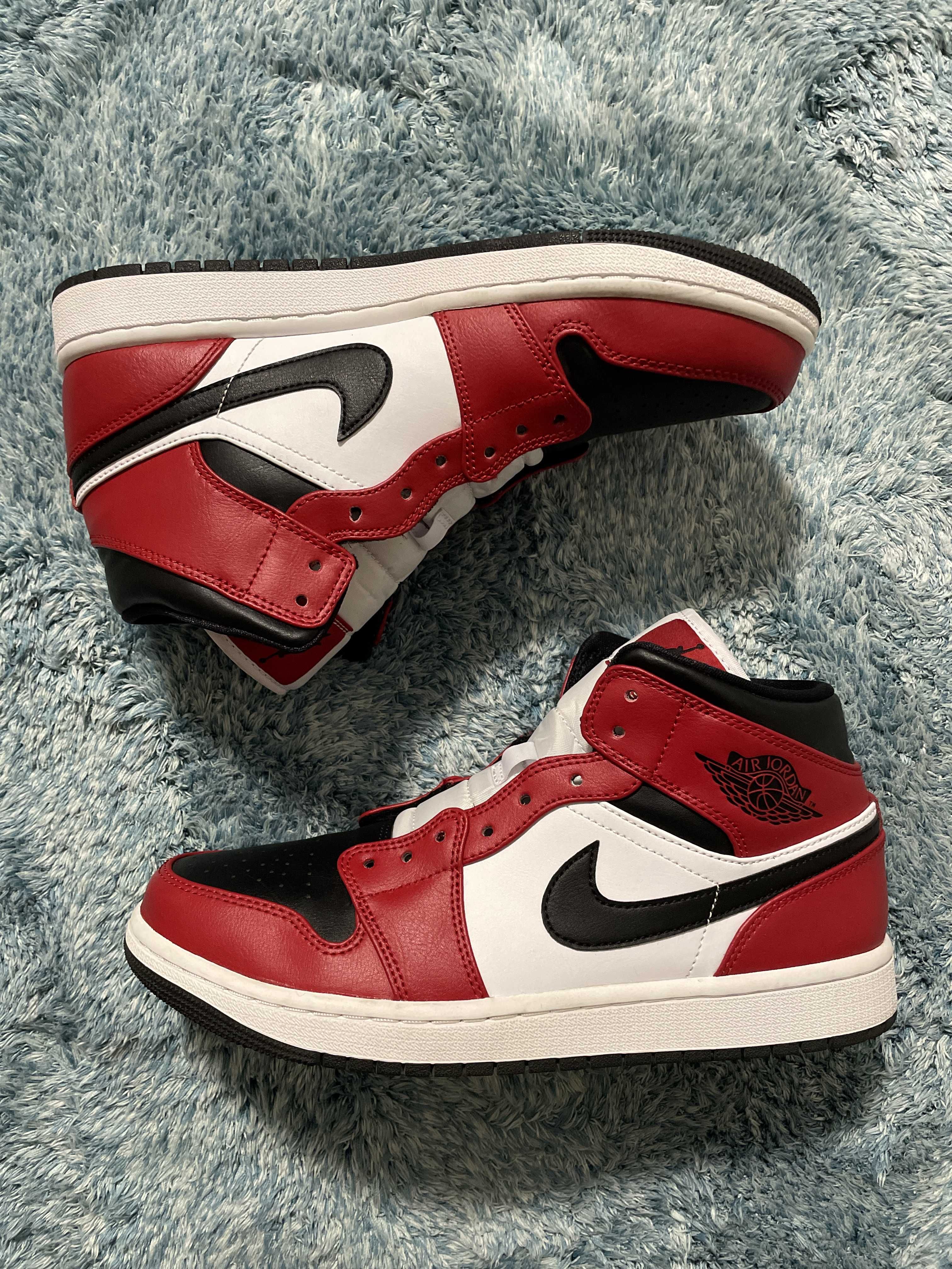 Nike Air Jordan 1 Mid "Chicago Black Toe"