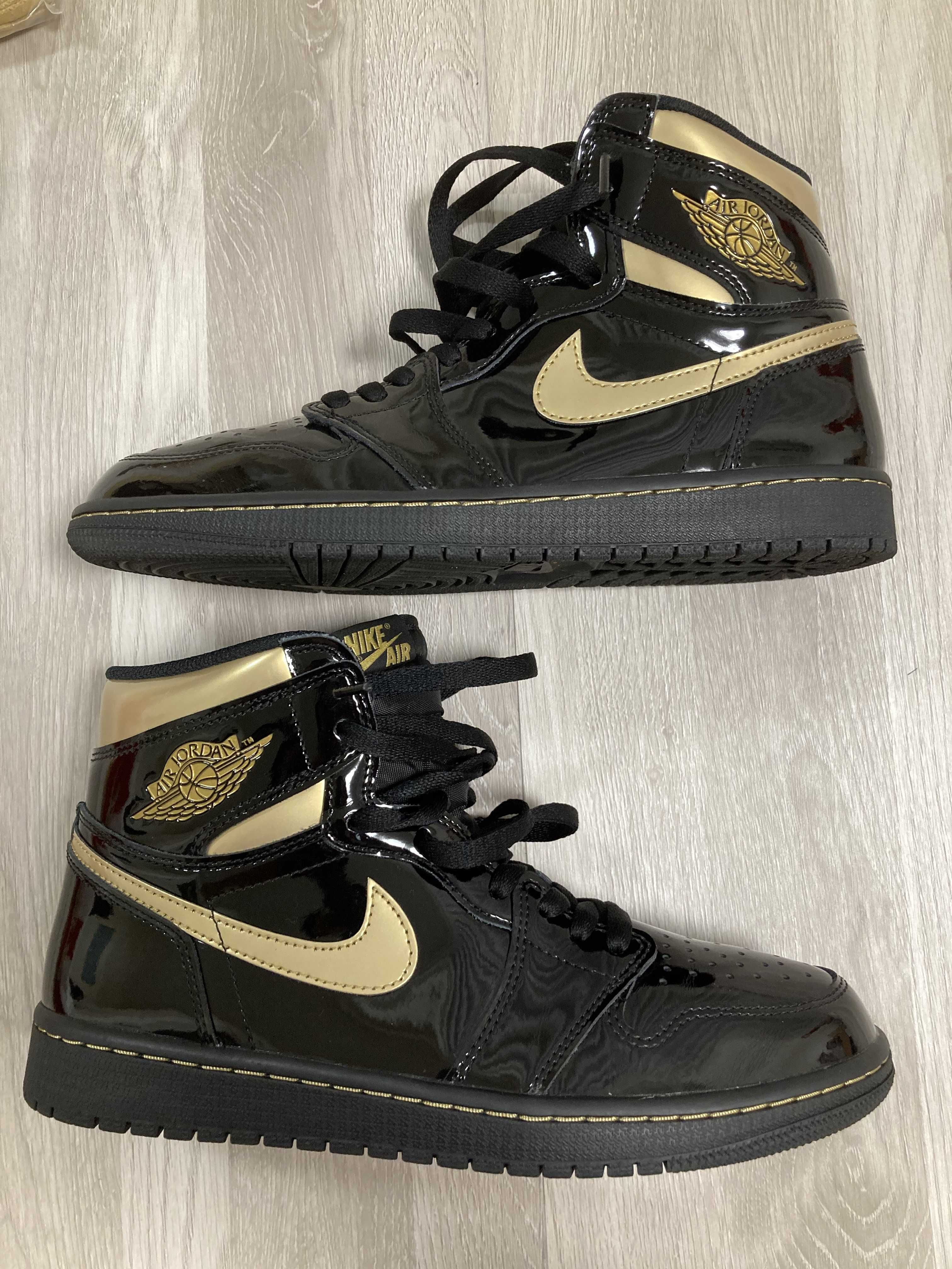 Nike Air Jordan 1 High OG "Black-Metalic Gold"