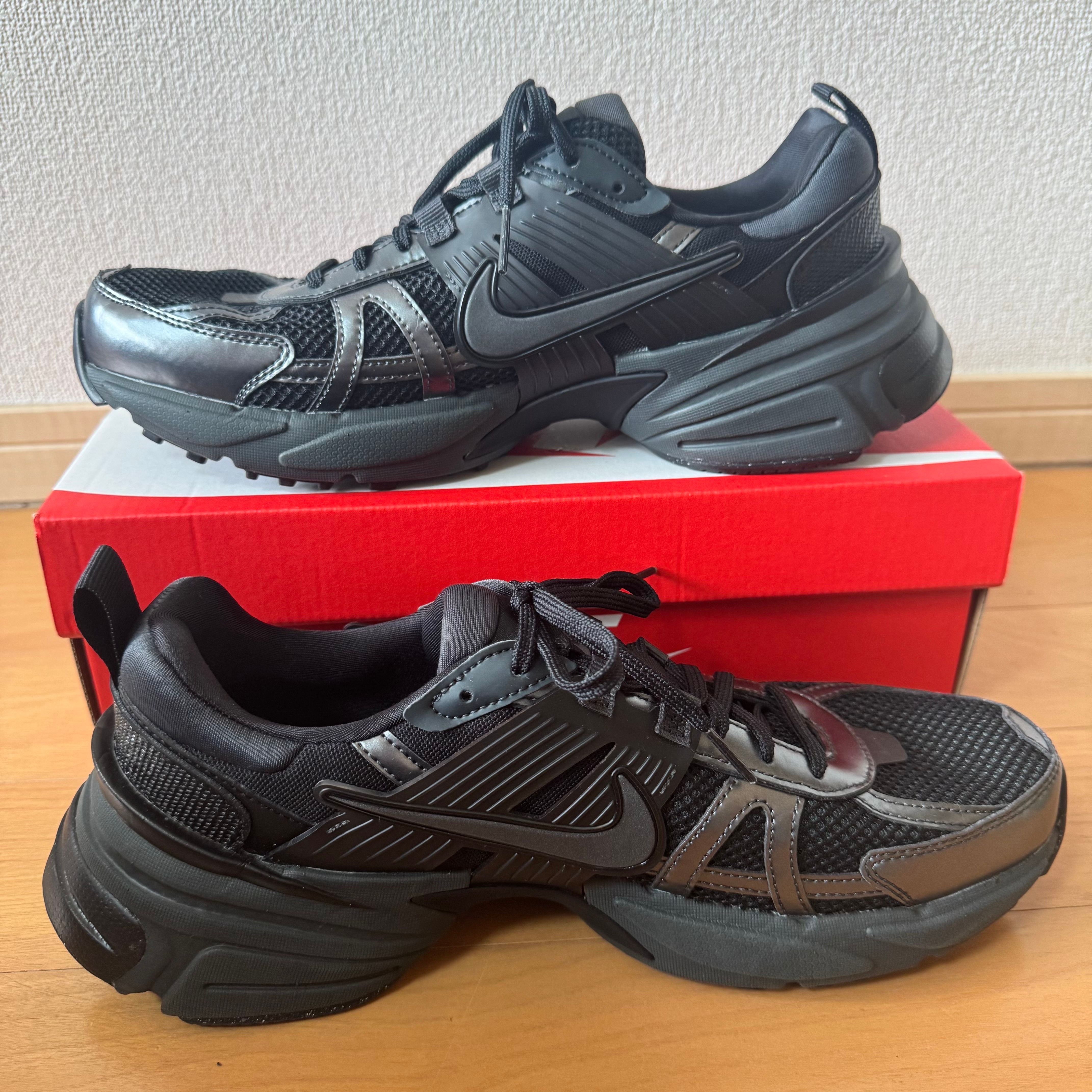 【Nike】ナイキ V2K RUN 人気の高い新商品★配送料なし★ NIKE / V2K RUN（26～28.5cm）（スニーカー）｜NIKE（ナイキ）の
