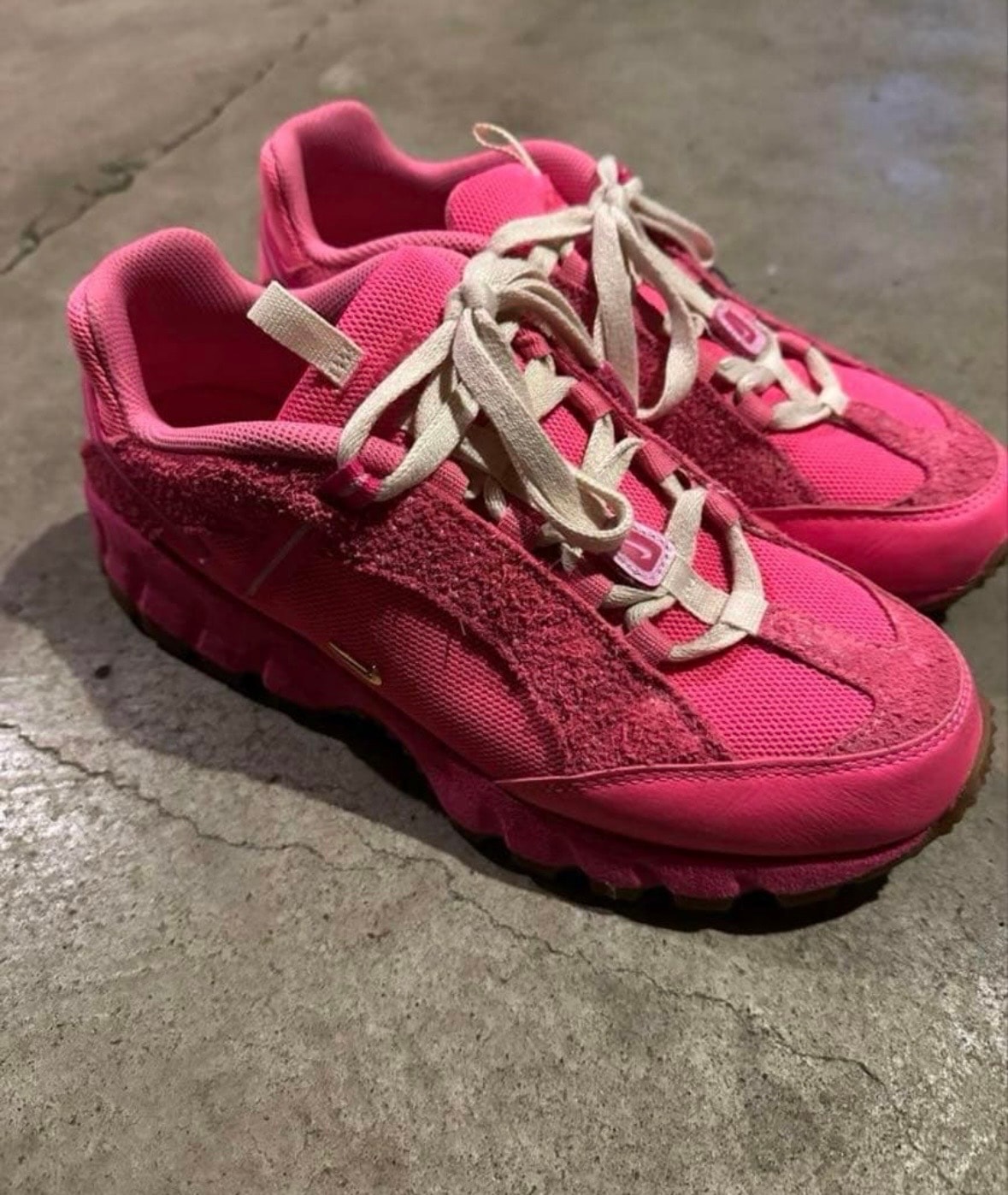 ジャックムス × ナイキ ウィメンズ エアフマラ "ピンクフラッシュ"