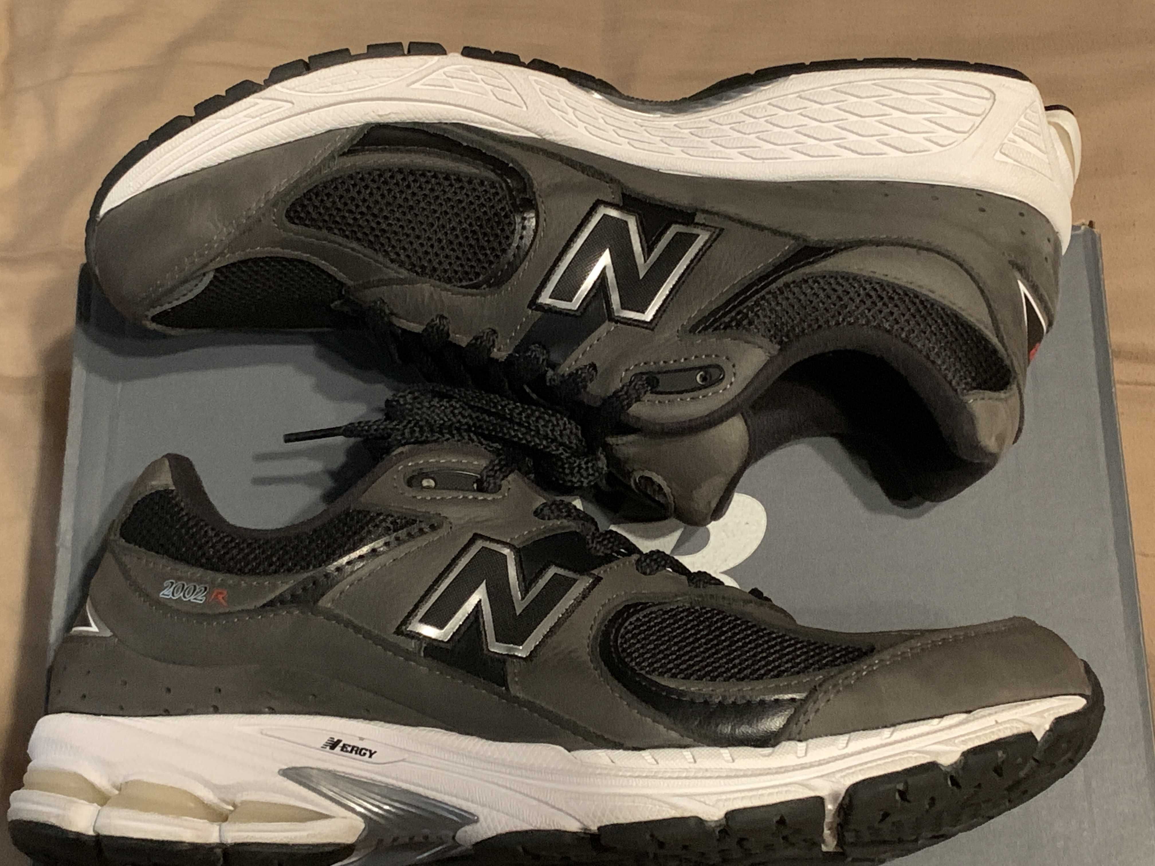 New Balance 2002R "Black/Gray"