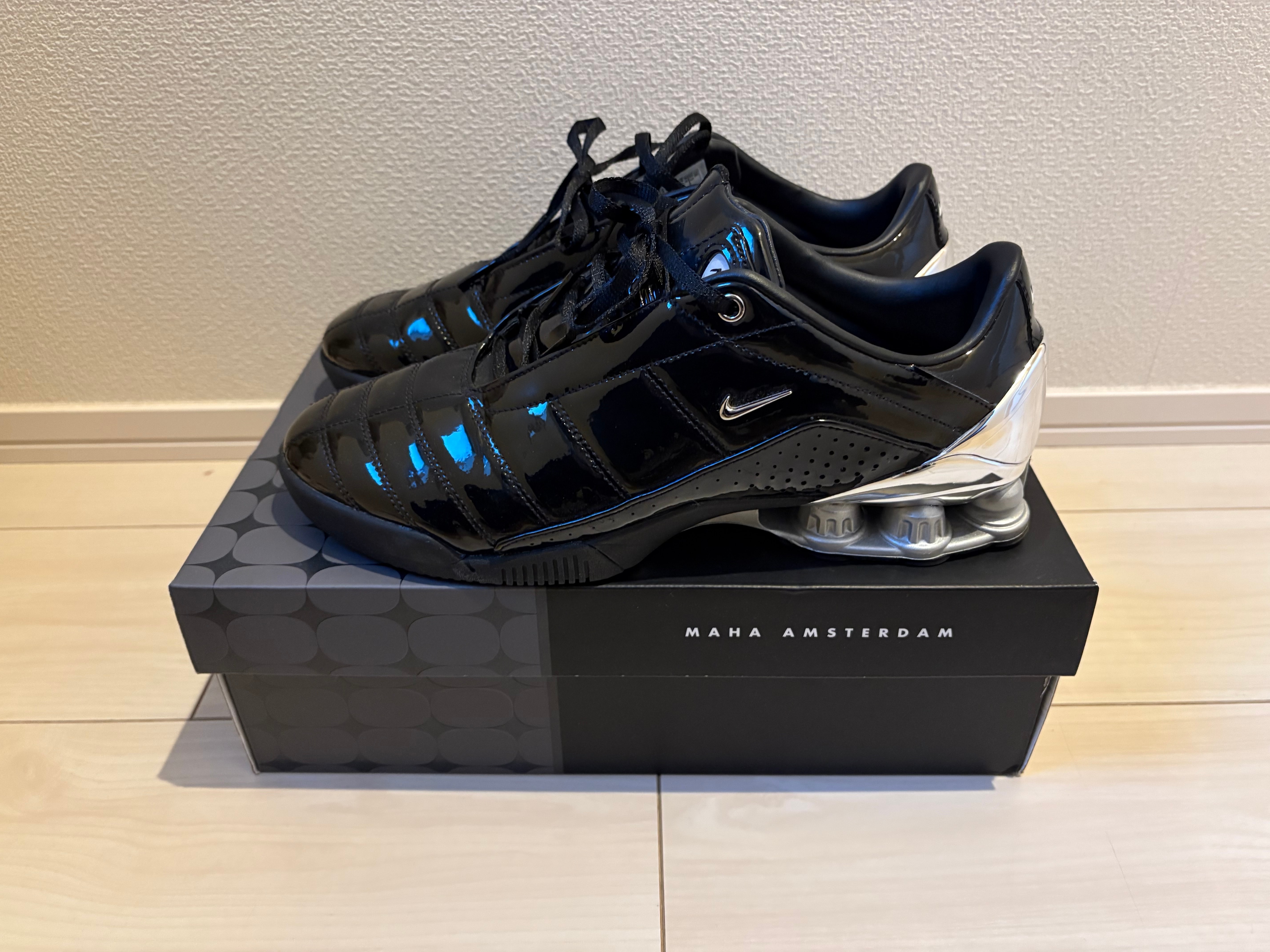 マハアムステルダム × ナイキ ウィメンズ トータル90 ショックス マジア "ブラック/メタリックシルバー"