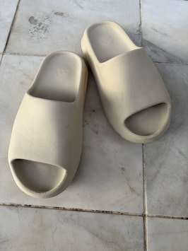 Yeezy Slide (イージー スライド) 人気の新作/中古通販【スニーカー Yeezy Slide (イージー スライド) 人気の新作/中古通販【スニーカー