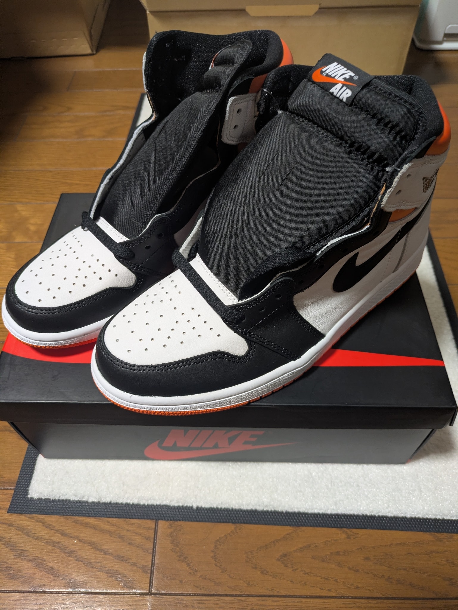 Nike Air Jordan 1 Retro High OG "Electro Orange"
