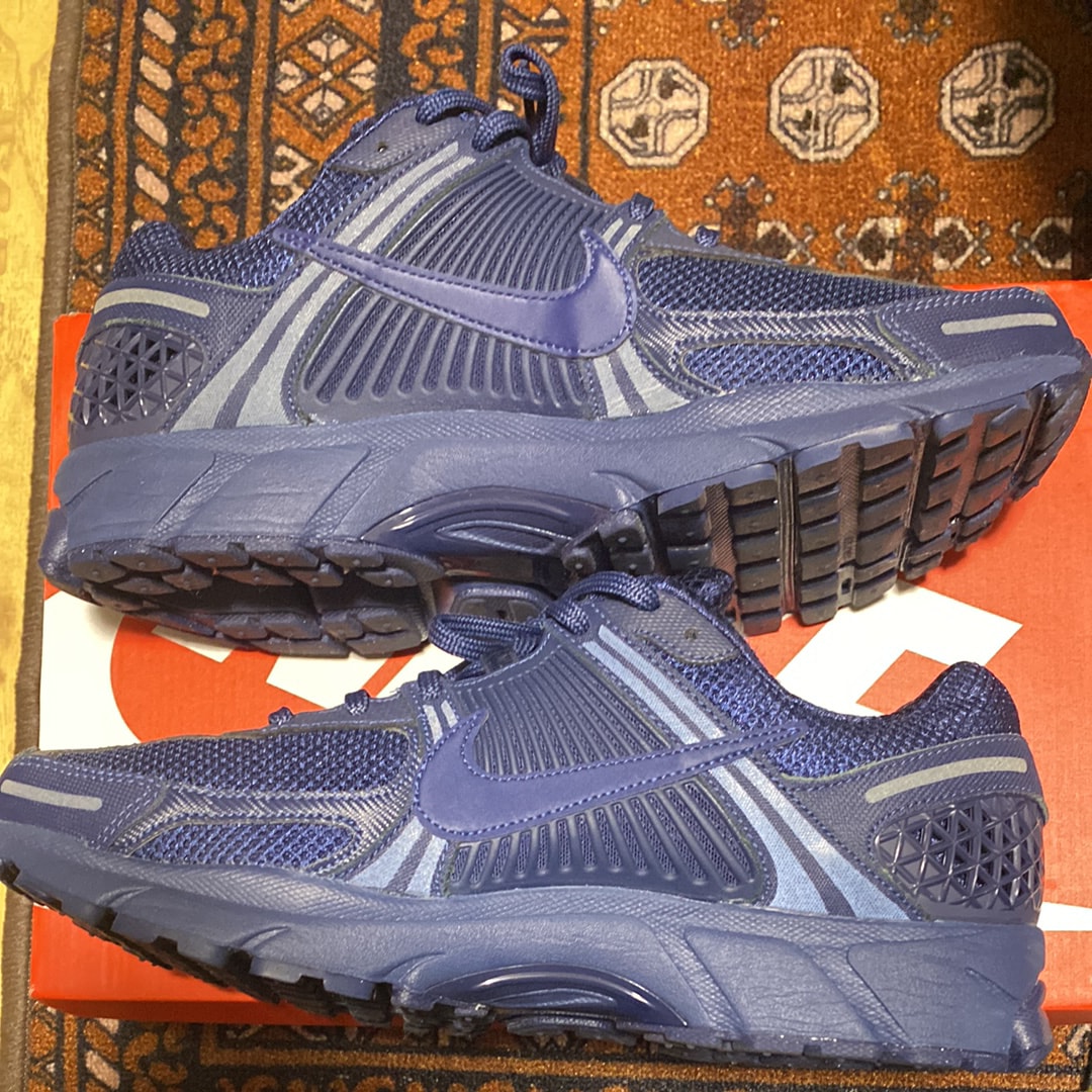 ナイキ ズーム ボメロ5 "ミッドナイトネイビー"