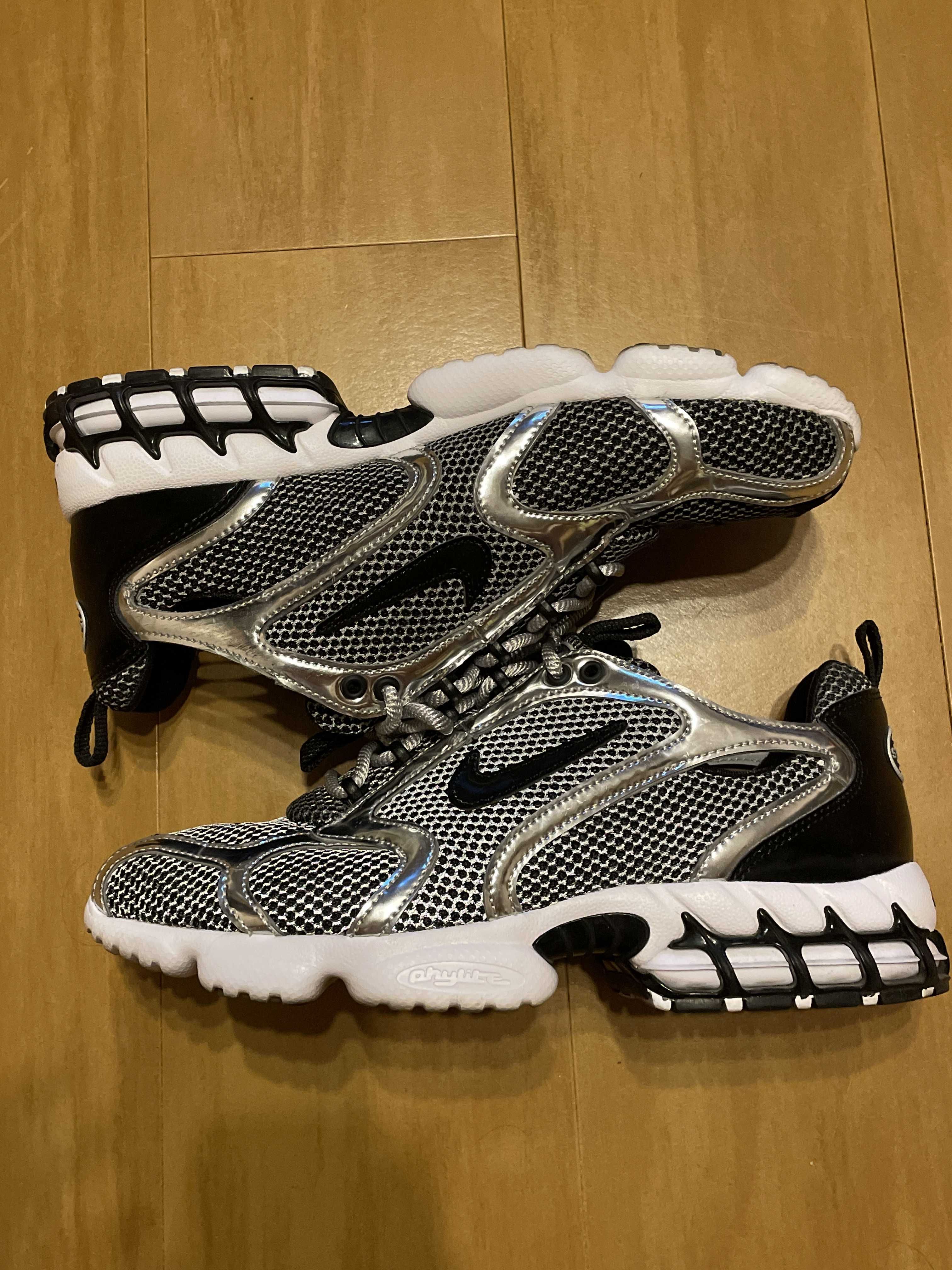 STUSSY × NIKE AIR ZOOM SPIRIDON CAGED "PURE PLATINUM/BLACK-WHITE"