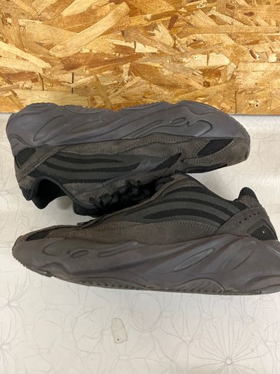 adidas YEEZY BOOST 700 V2 "Vanta"