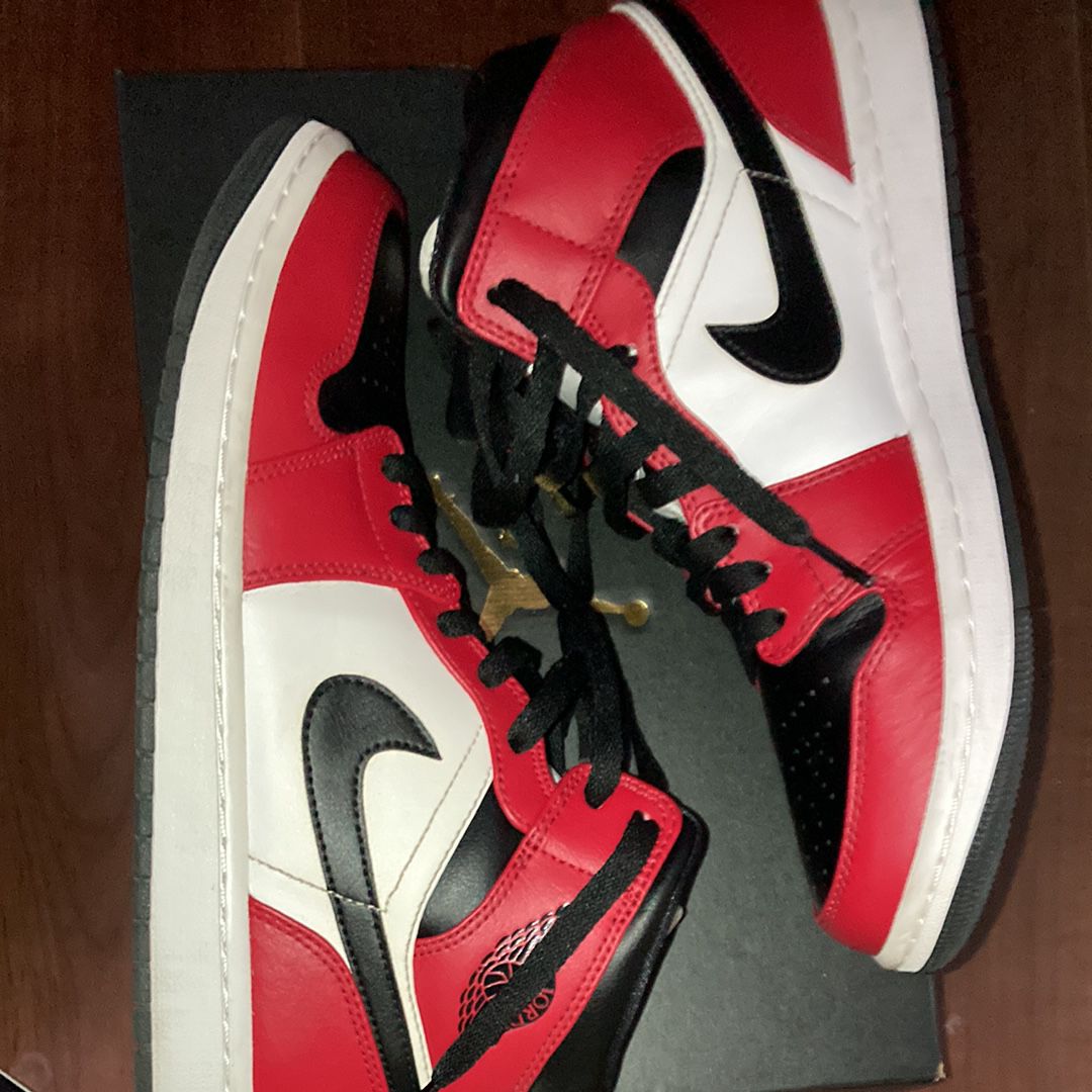 Nike Air Jordan 1 Mid "Chicago Black Toe"