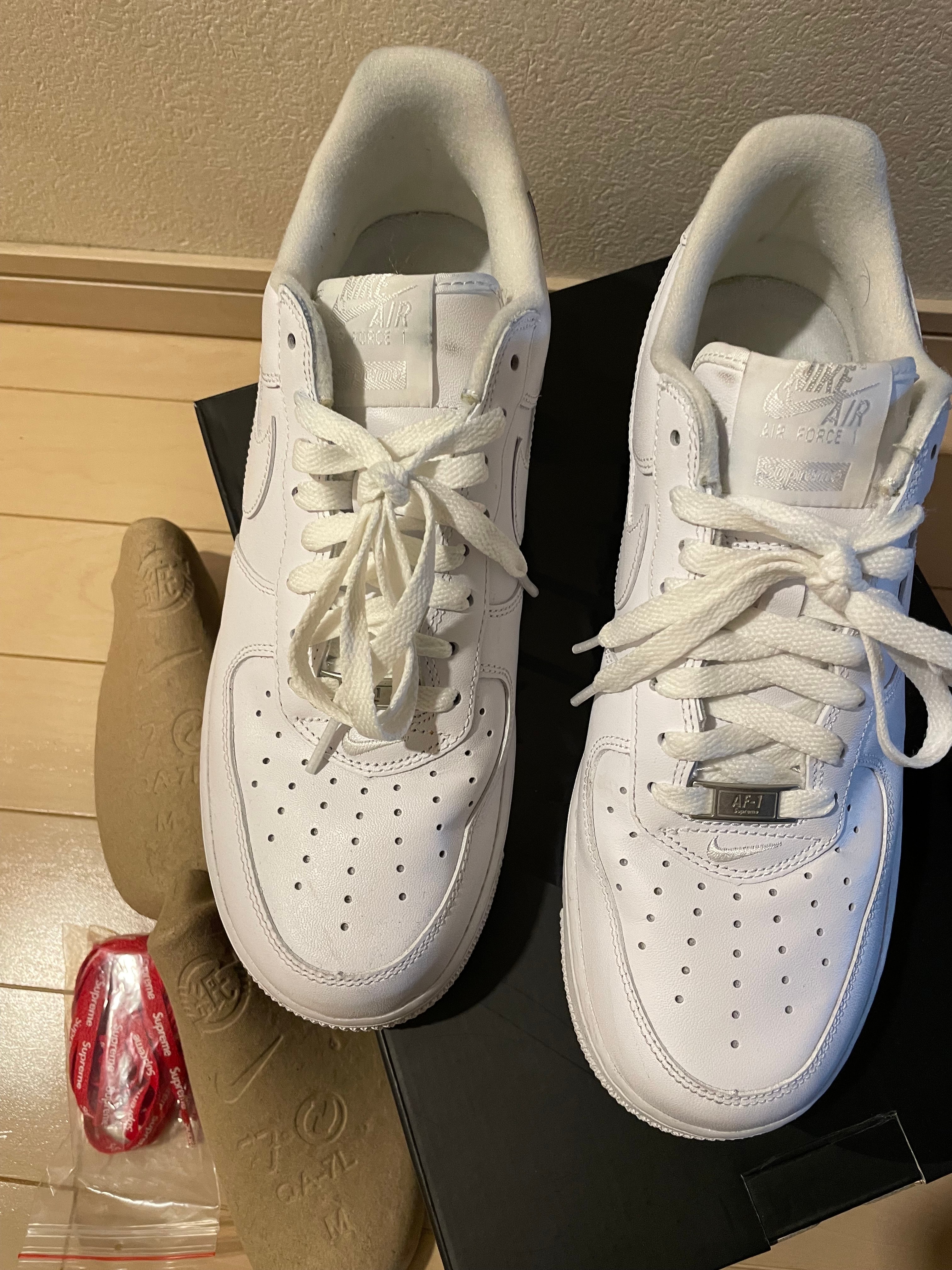 シュプリーム × ナイキ エアフォース1 ロー "ホワイト"