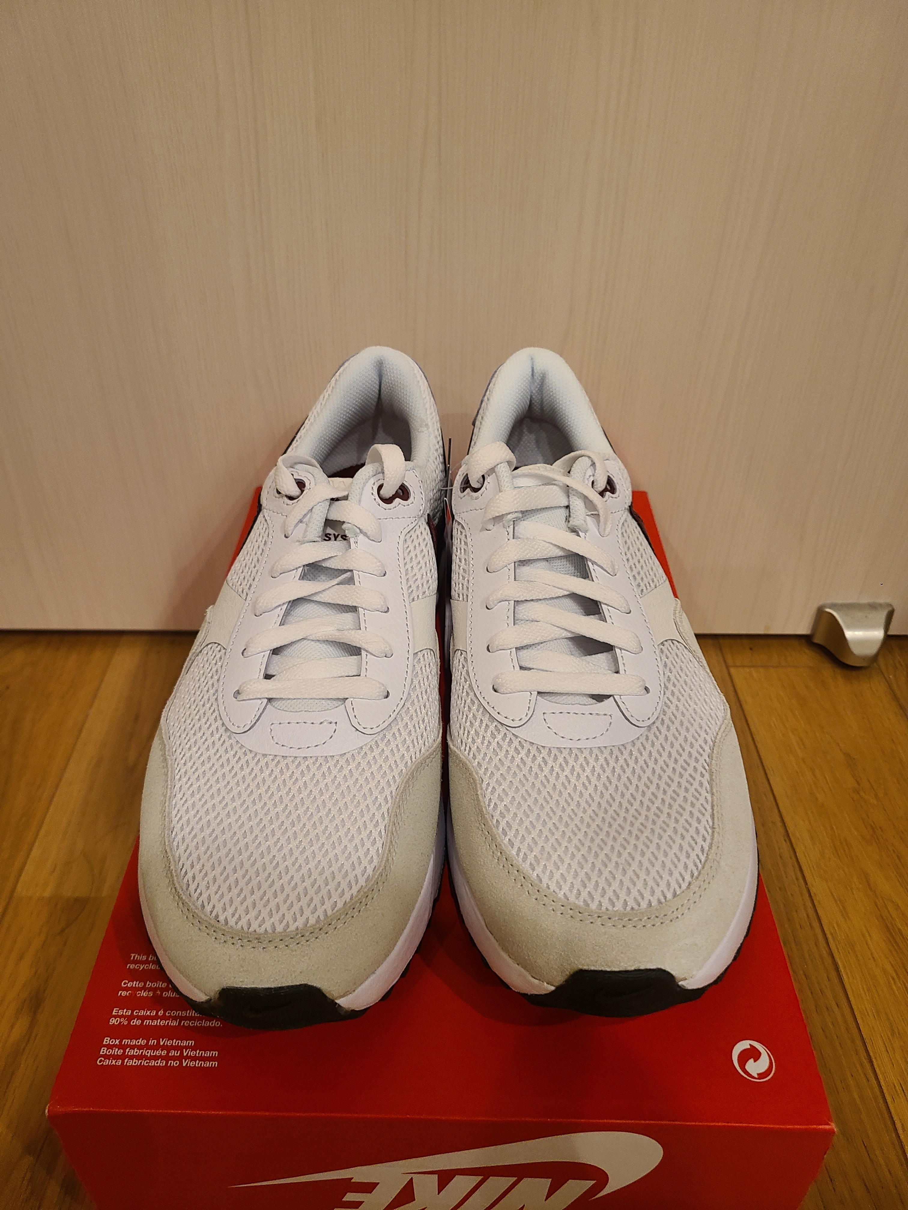 ナイキ エアマックス システム "ホワイト/サミットホワイト/ブラック/ダークチームレッド"