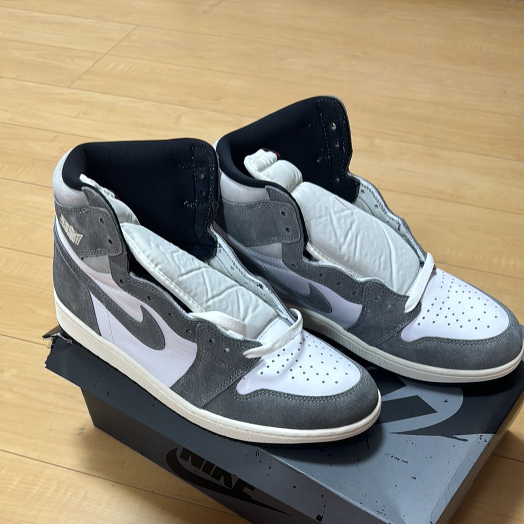 Nike Air Jordan 1 Retro High OG "Black and Smoke Grey"
