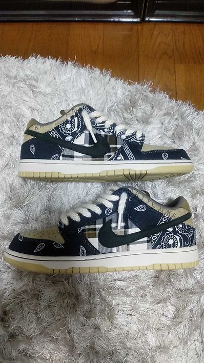 Travis Scott × Nike SB Dunk Low "Black/Parachute Beige"